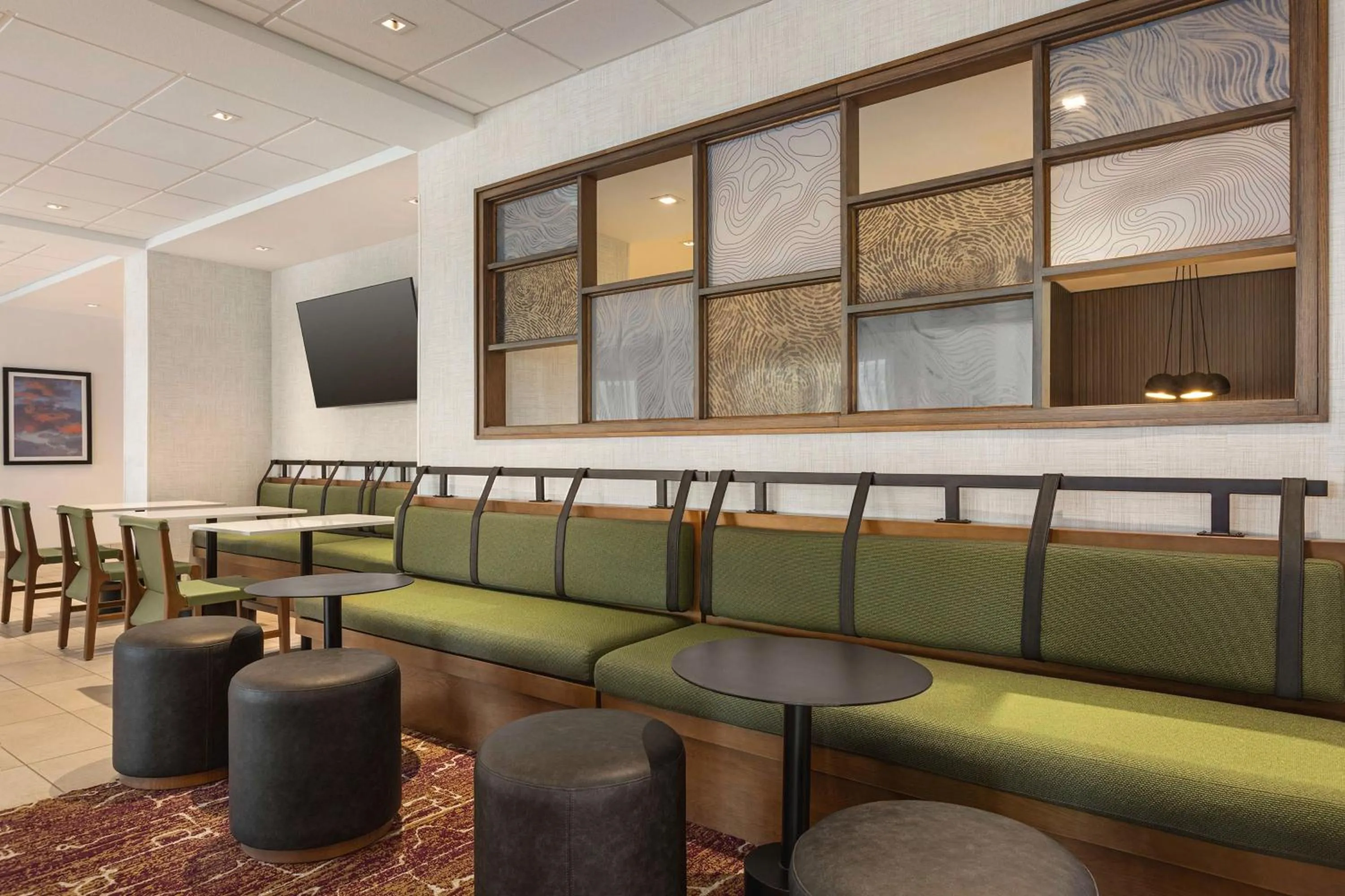 Communal lounge/ TV room in Hampton Inn Stockton, Ca