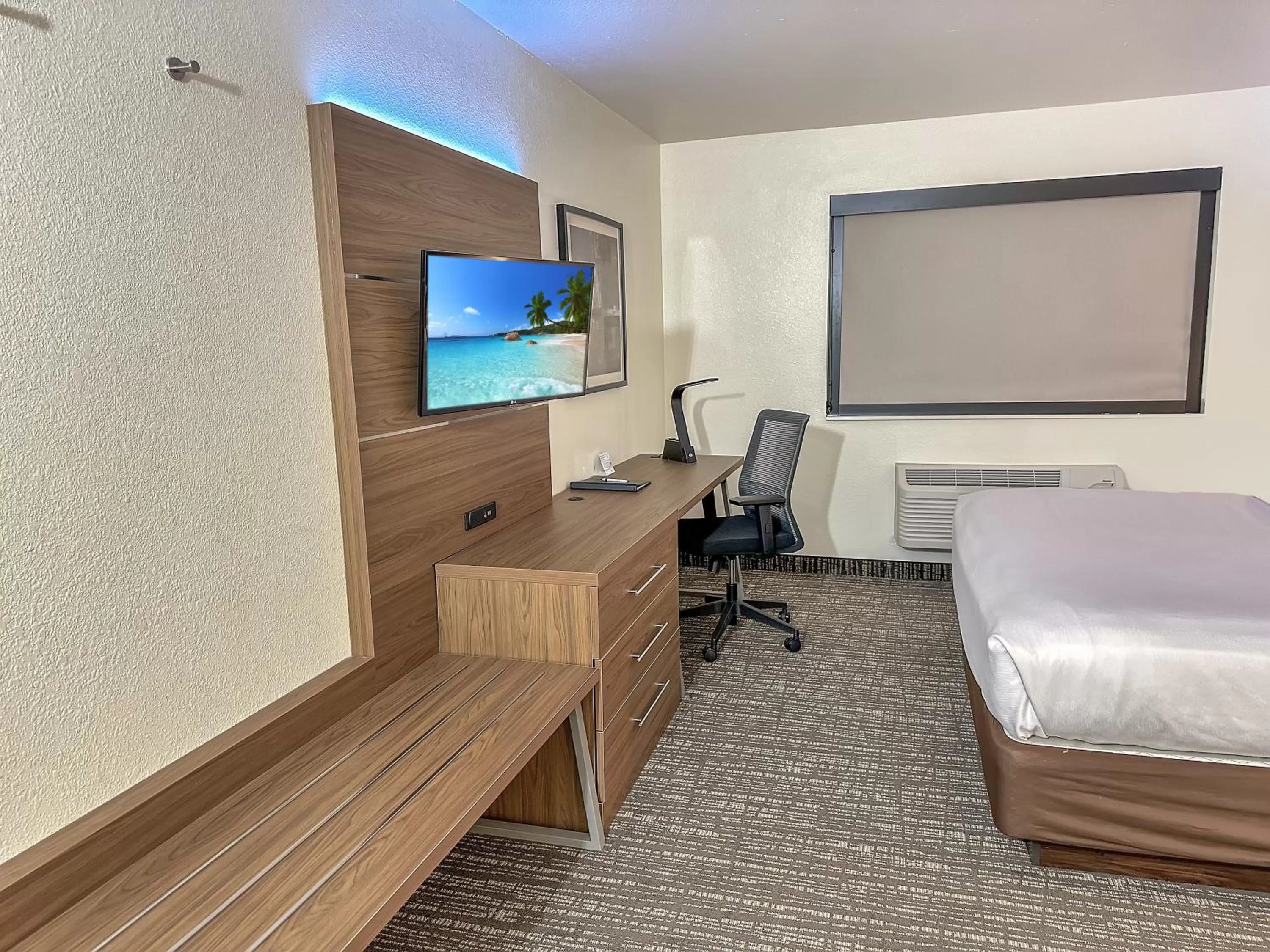 TV and multimedia, Bed in Estherville Hotel & Suites