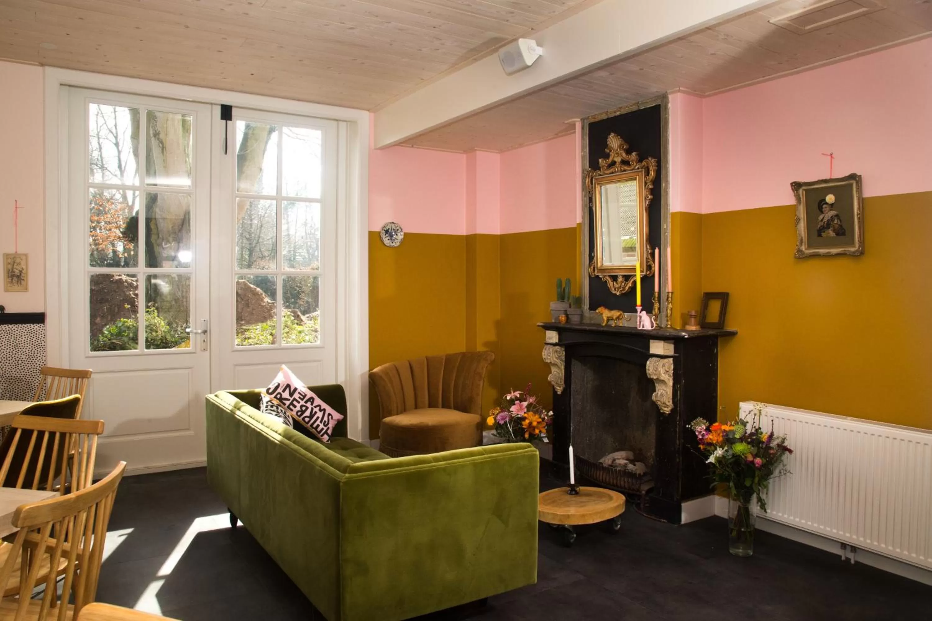 Communal lounge/ TV room in Herberg Swaen aan de Brink