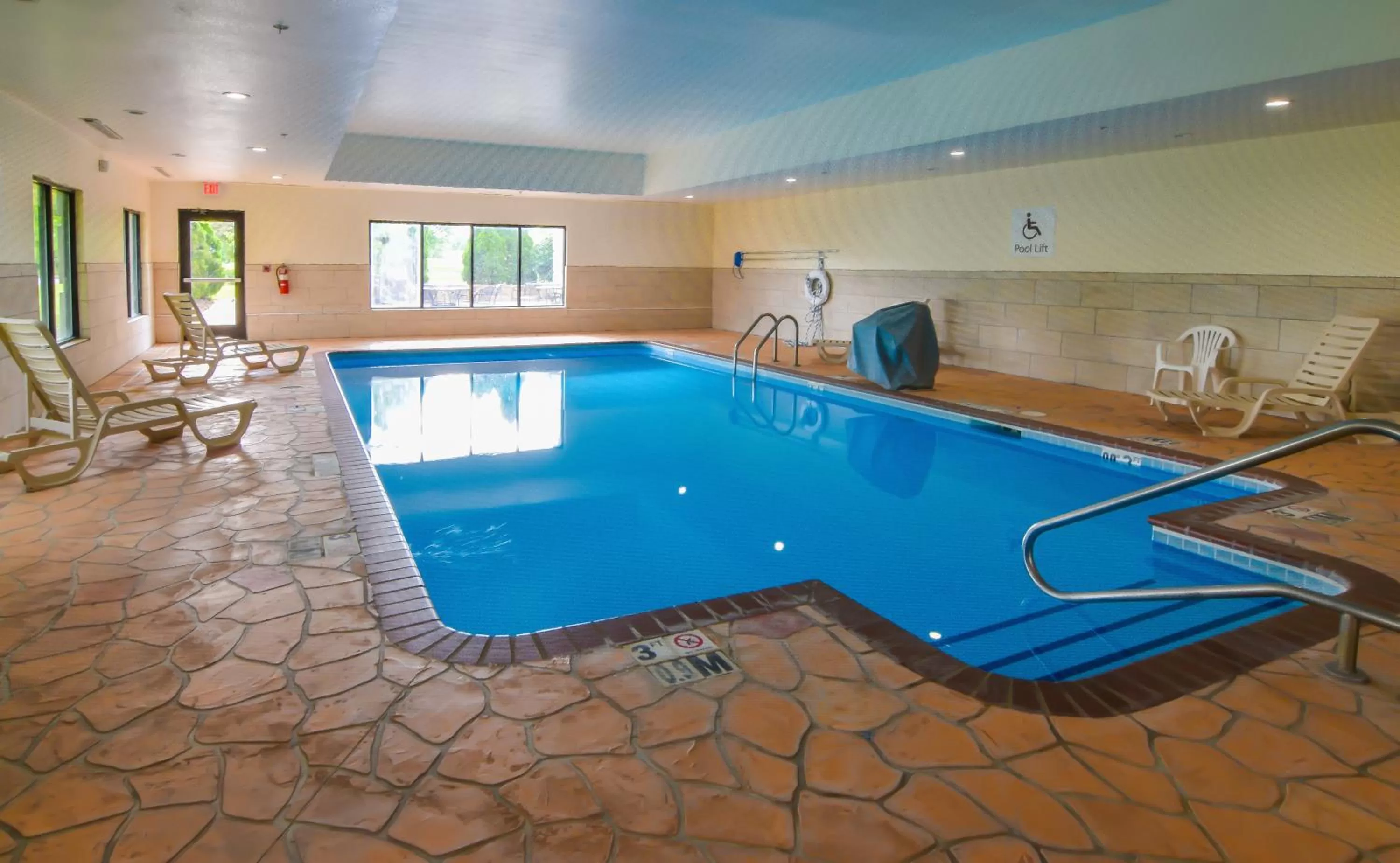 Swimming pool in Holiday Inn Express & Suites - Indianapolis Northwest by IHG