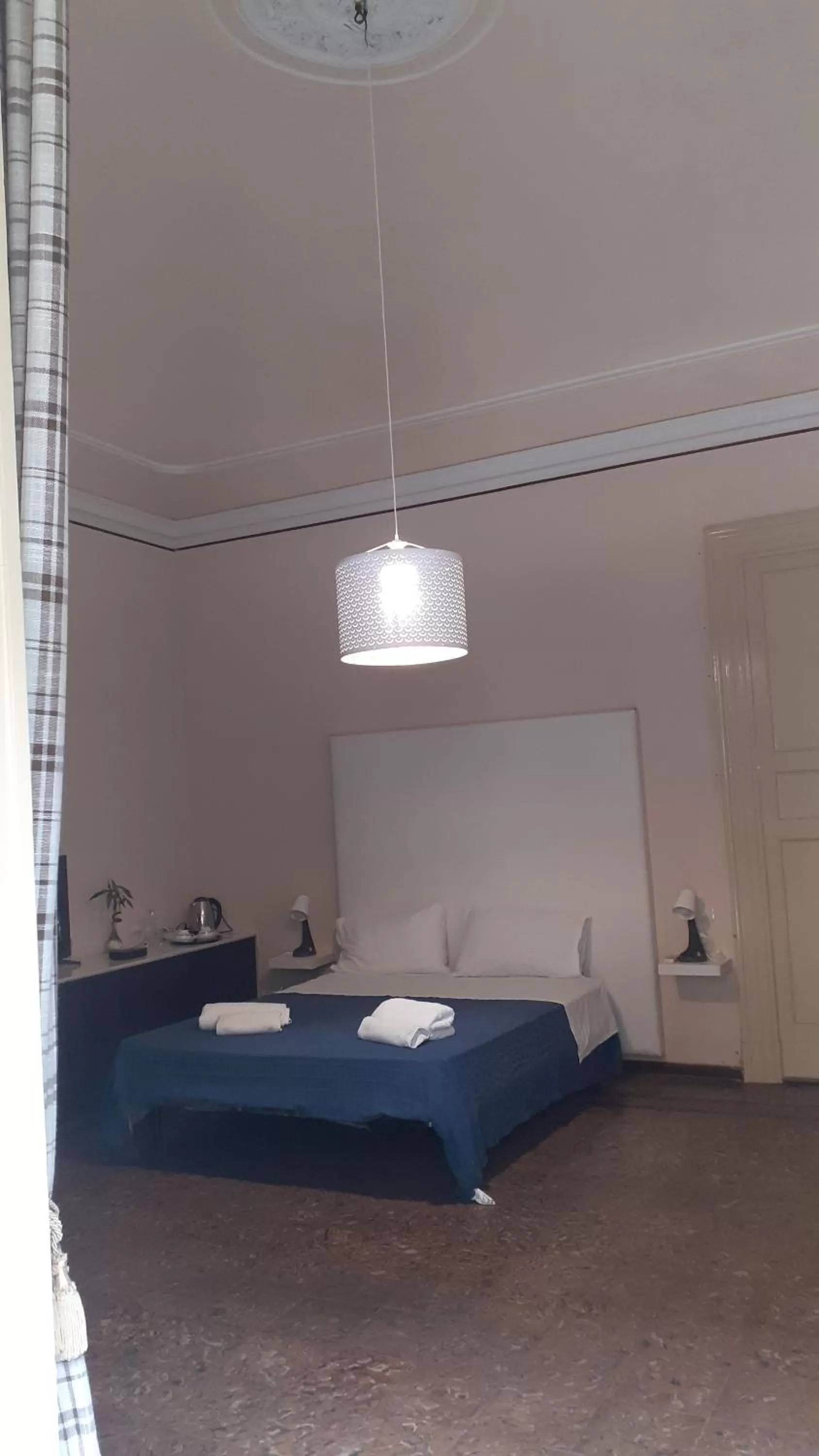 Bed in Bed and Books Isabella