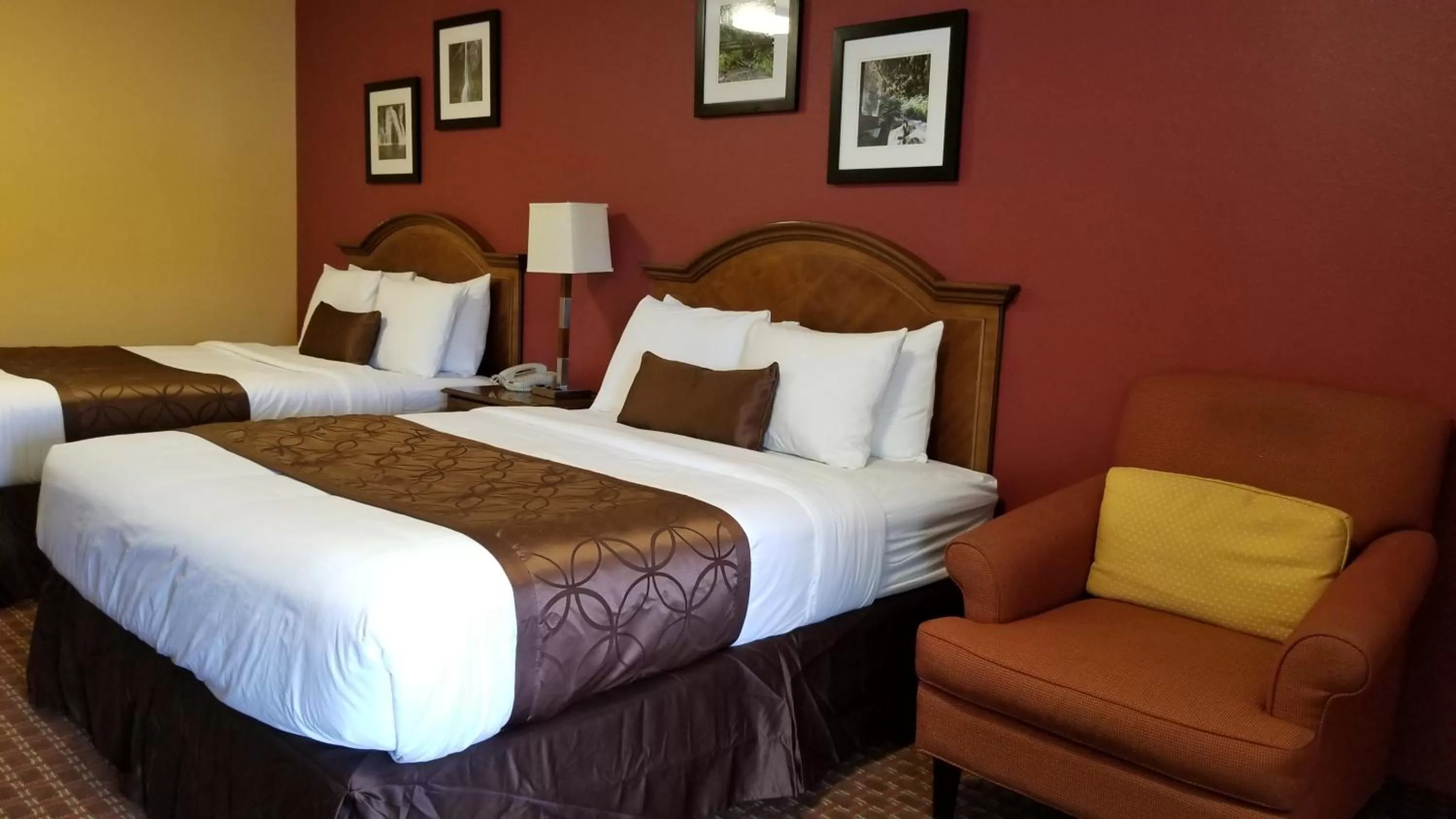 Photo of the whole room, Bed in Forks Motel