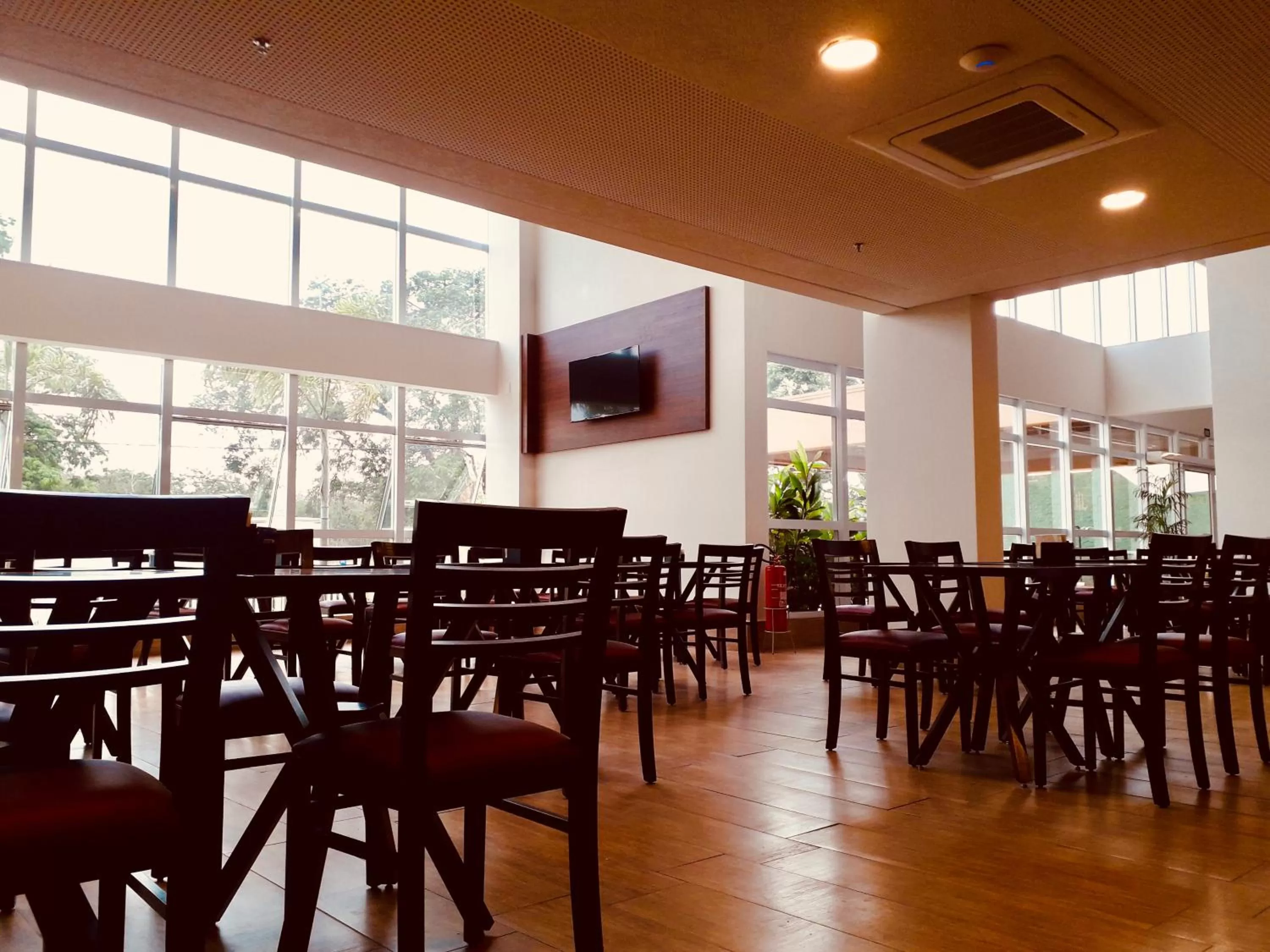 Restaurant/places to eat in Lummina Mogi