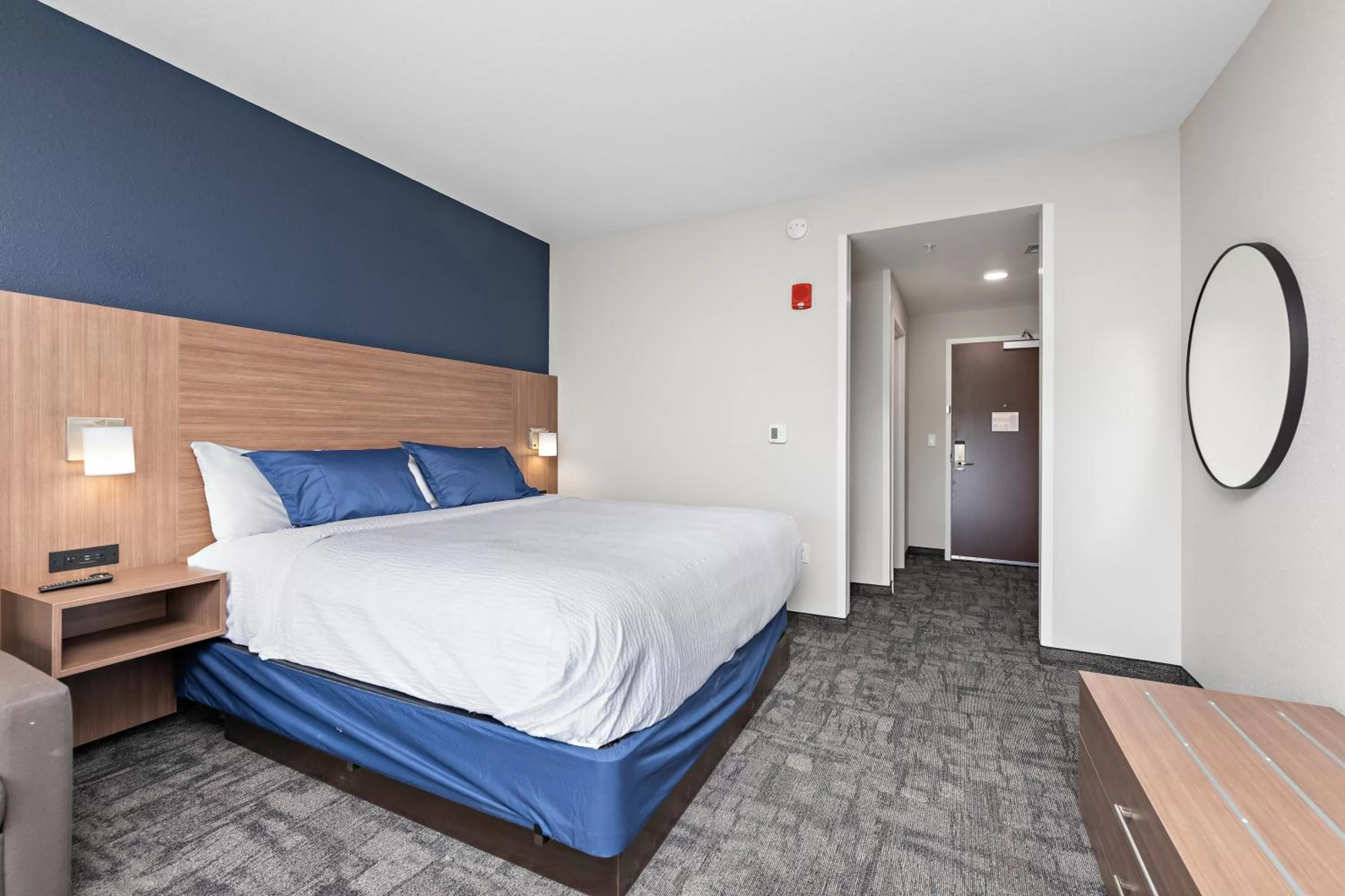 Bed in Holiday Inn Express Kansas City North Parkville by IHG