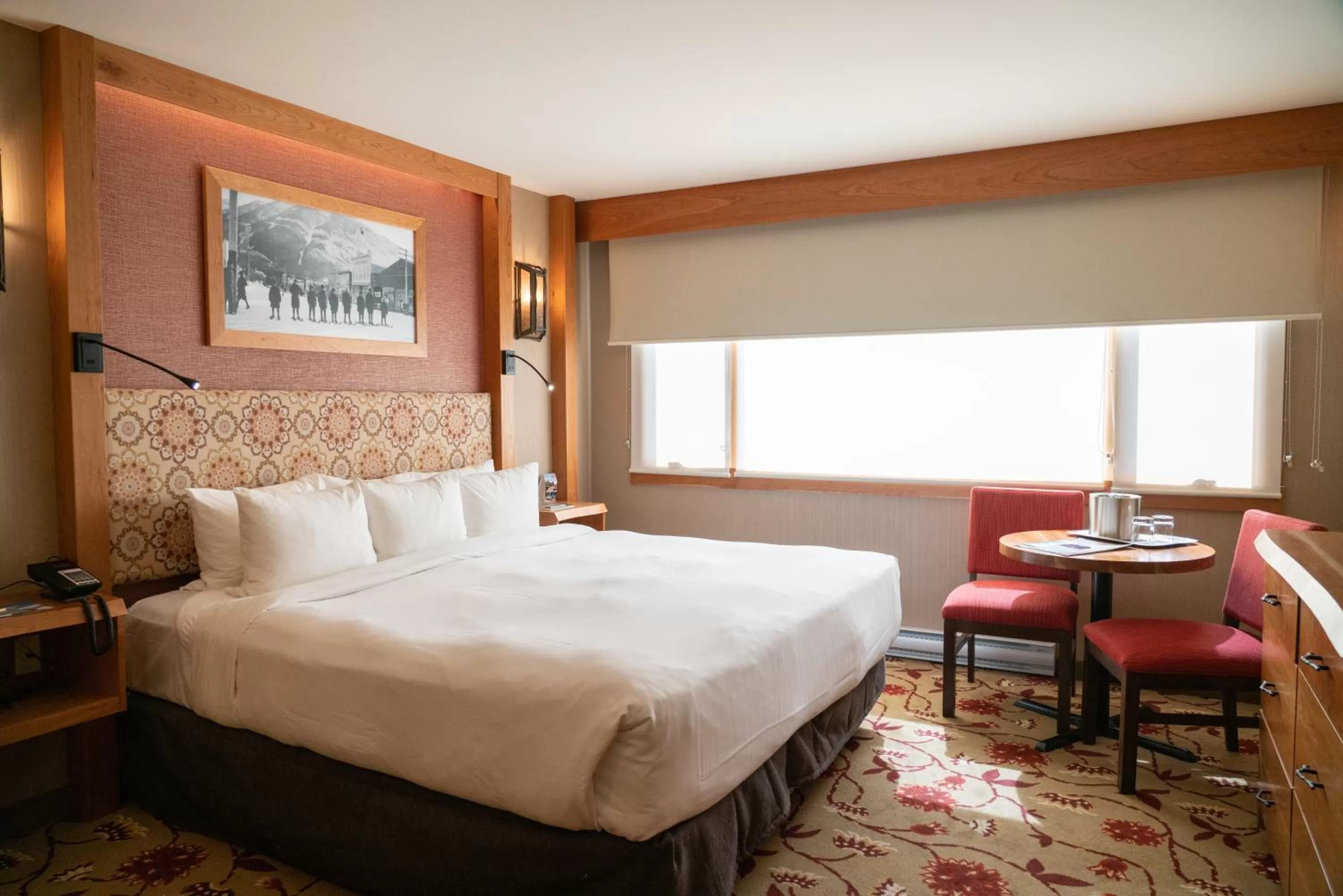 Bed in Banff Ptarmigan Inn