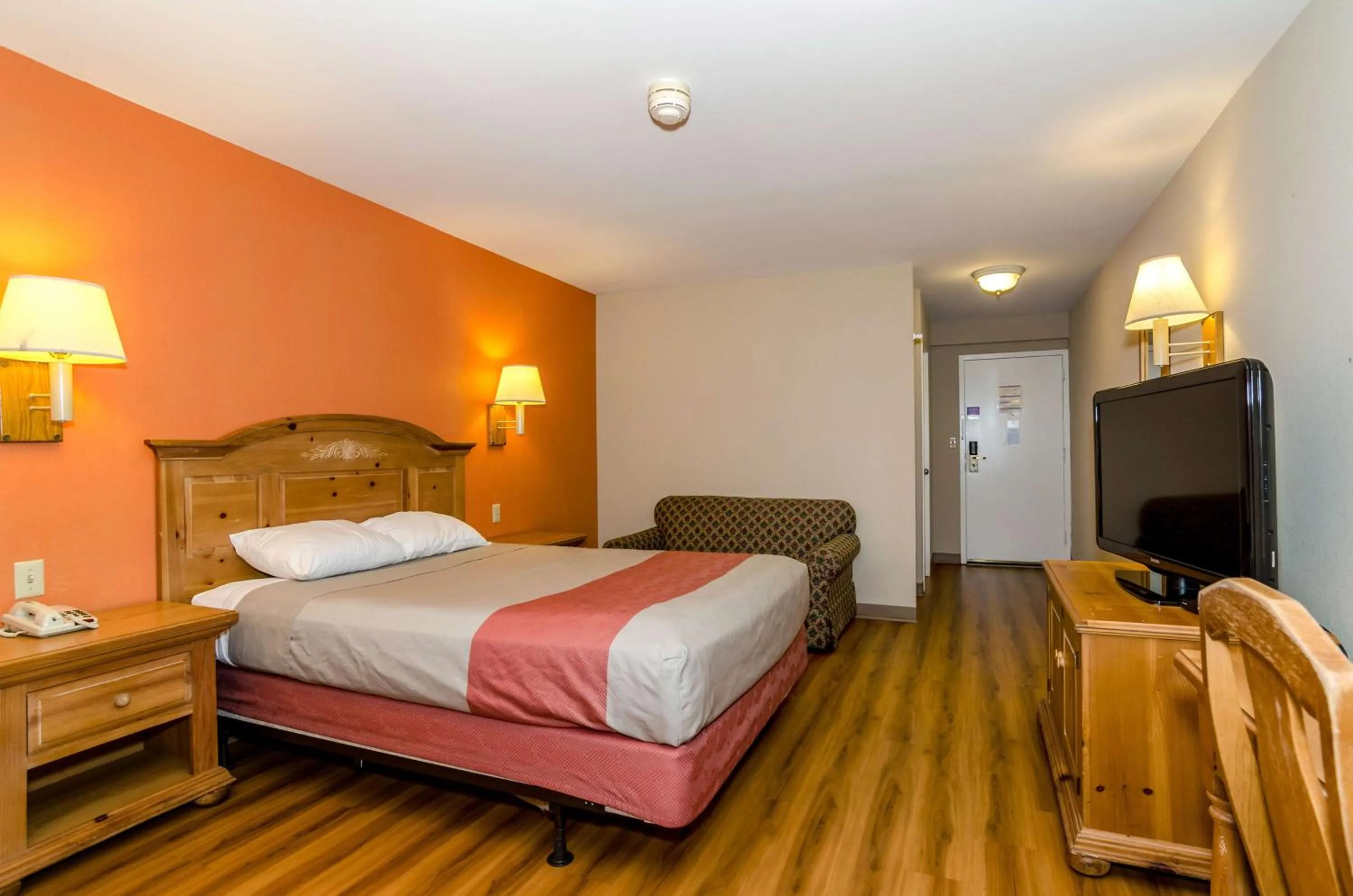 TV and multimedia, Bed in Motel 6-Newark, DE