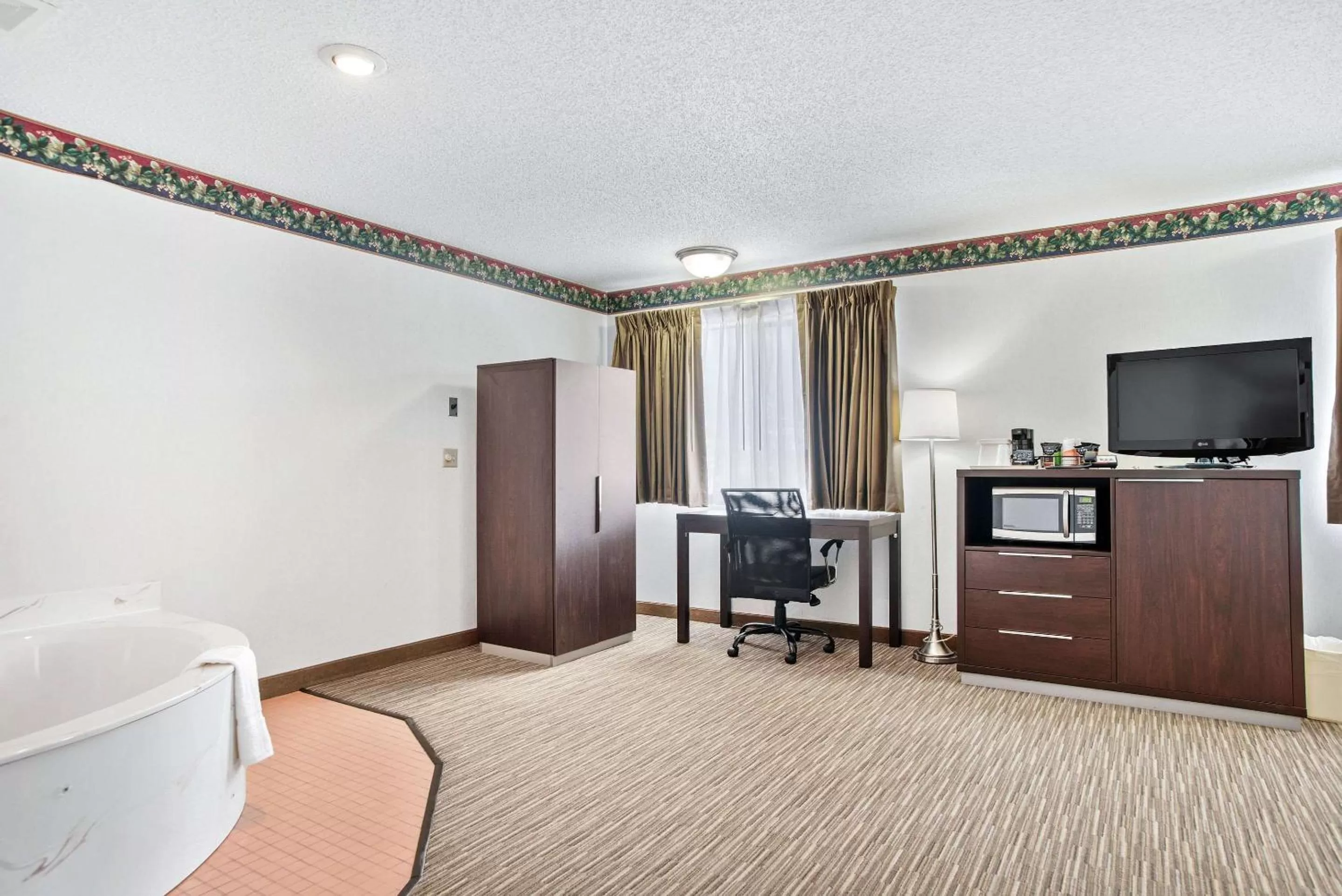 King Suite with Whirlpool - Non-Smoking in EverSpring Inn & Suites