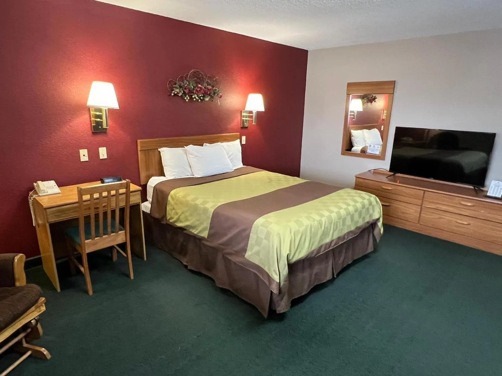 Bed in Americas Best Value Inn Suburban