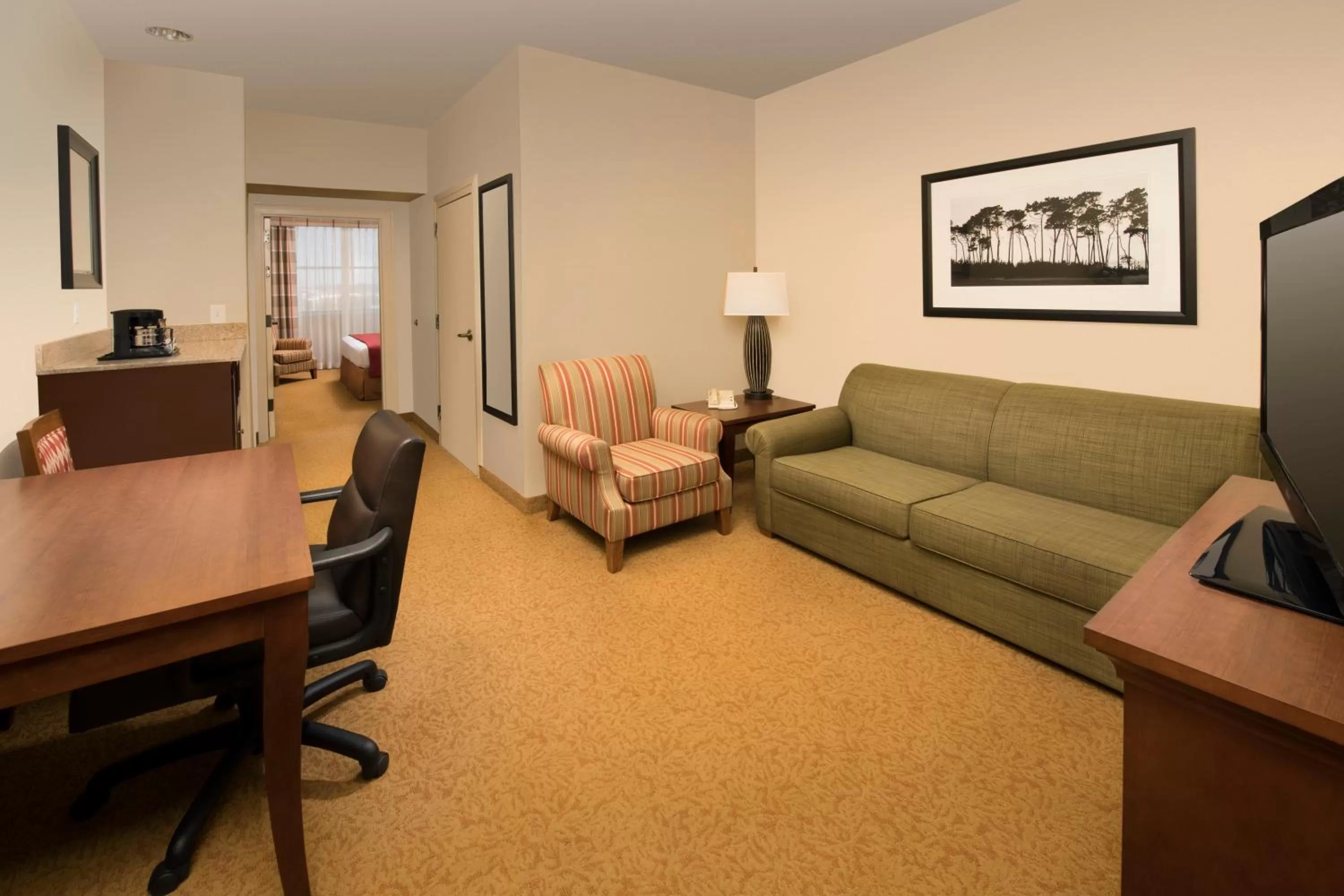 Living room in Country Inn & Suites by Radisson, Houston Intercontinental Airport East, TX
