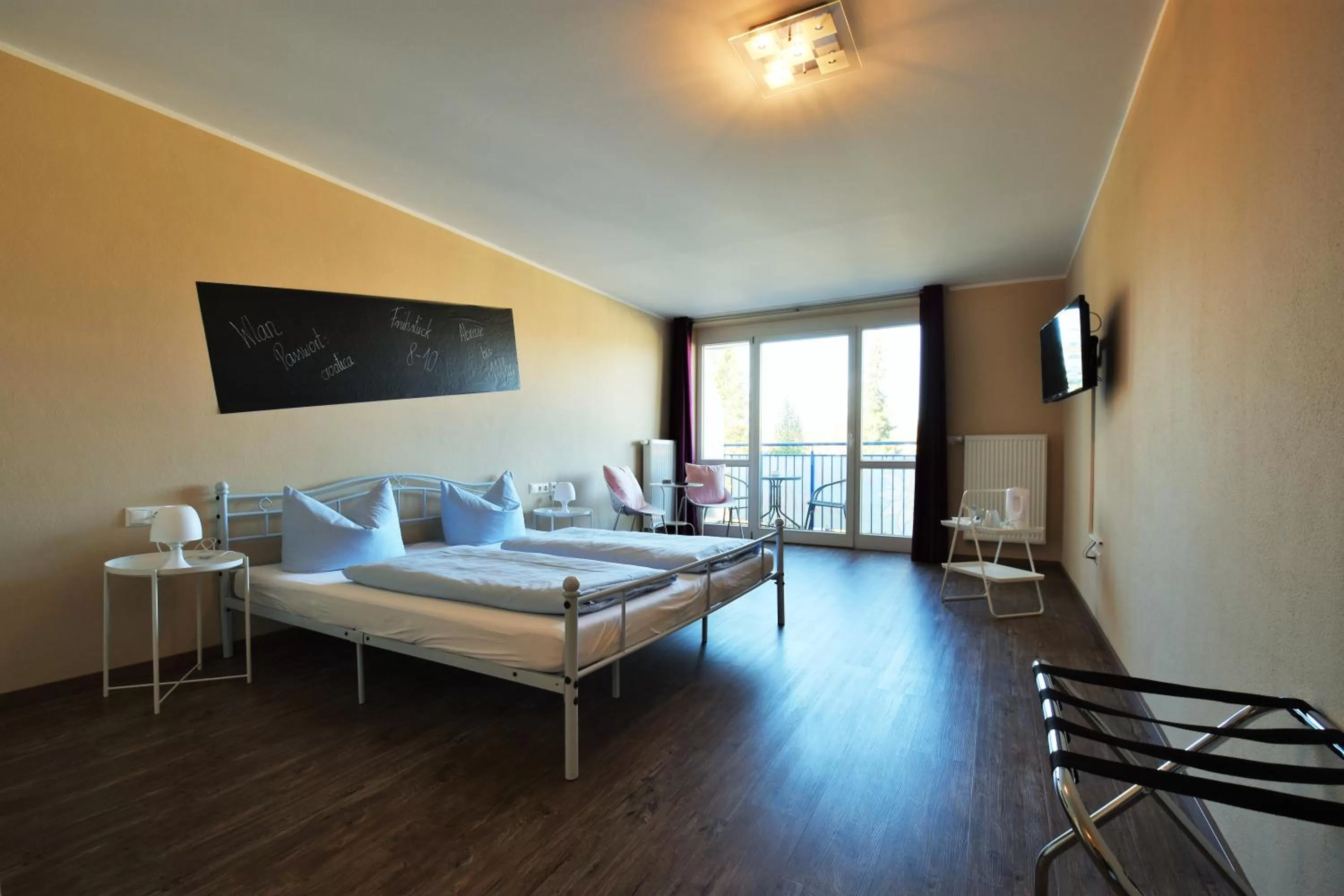 Photo of the whole room, Bed in Motel Füssen im Allgäu