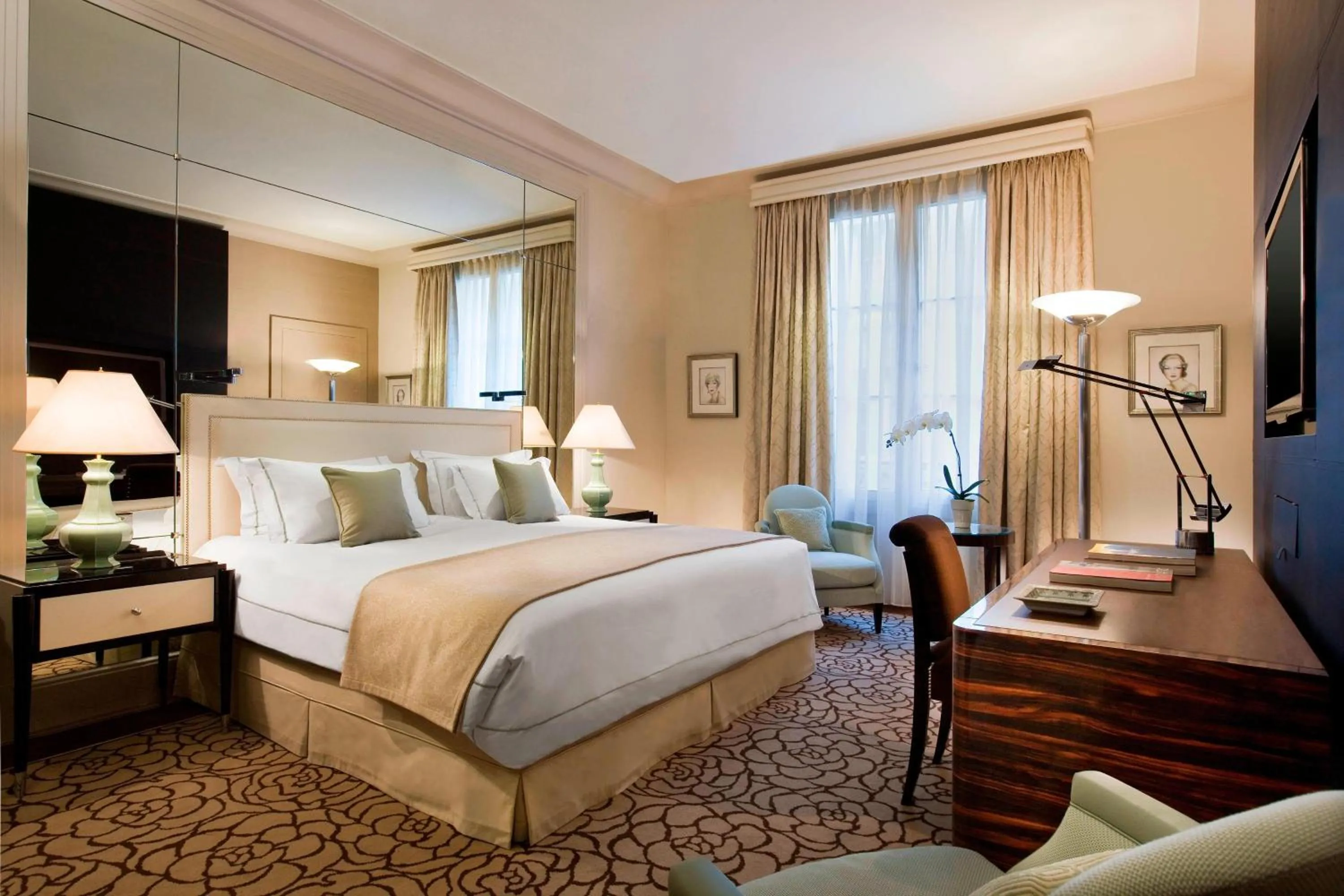 Photo of the whole room, Bed in Prince de Galles, a Luxury Collection hotel, Paris