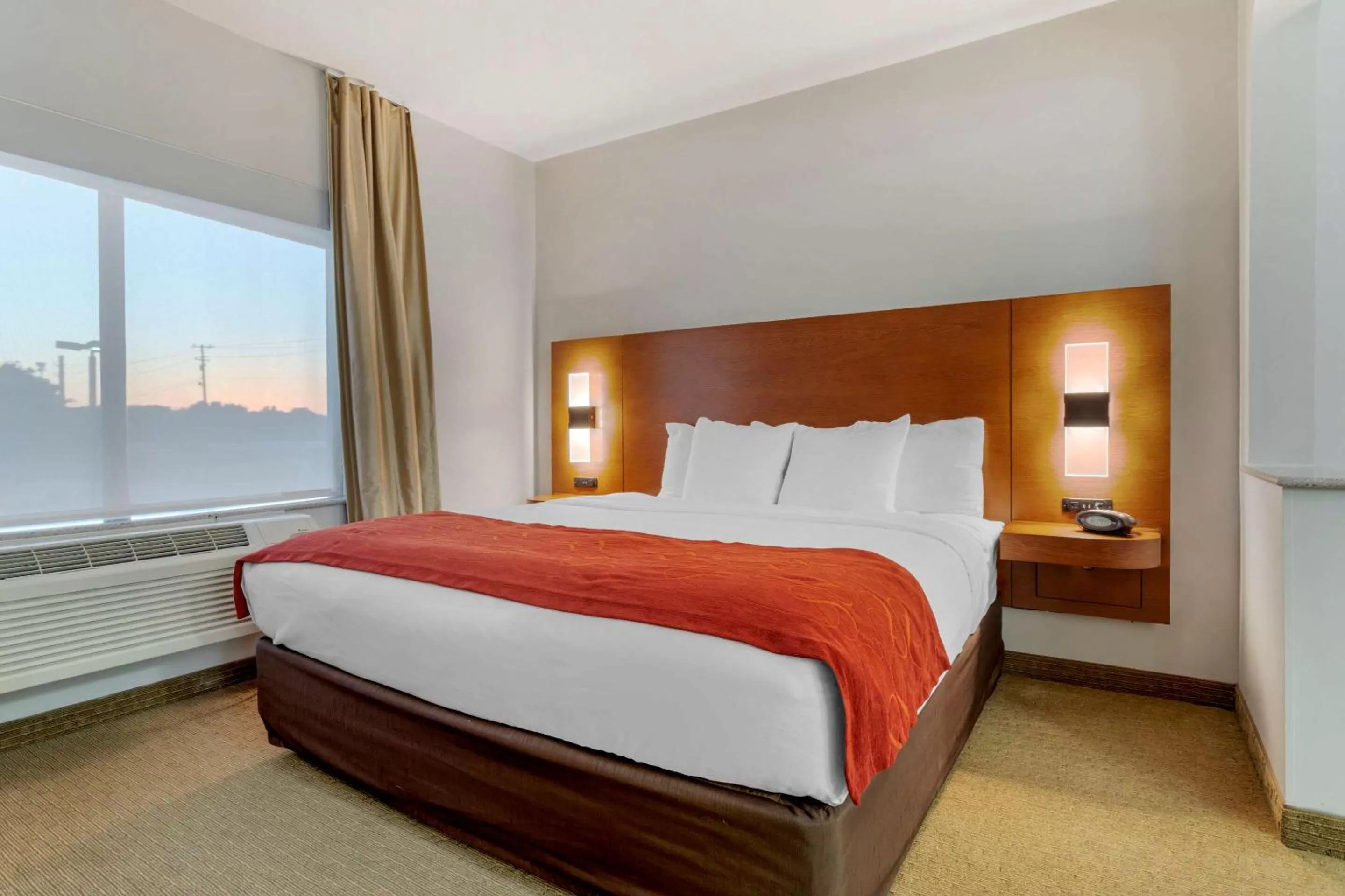 Bedroom, Bed in Comfort Suites La Porte - Baytown