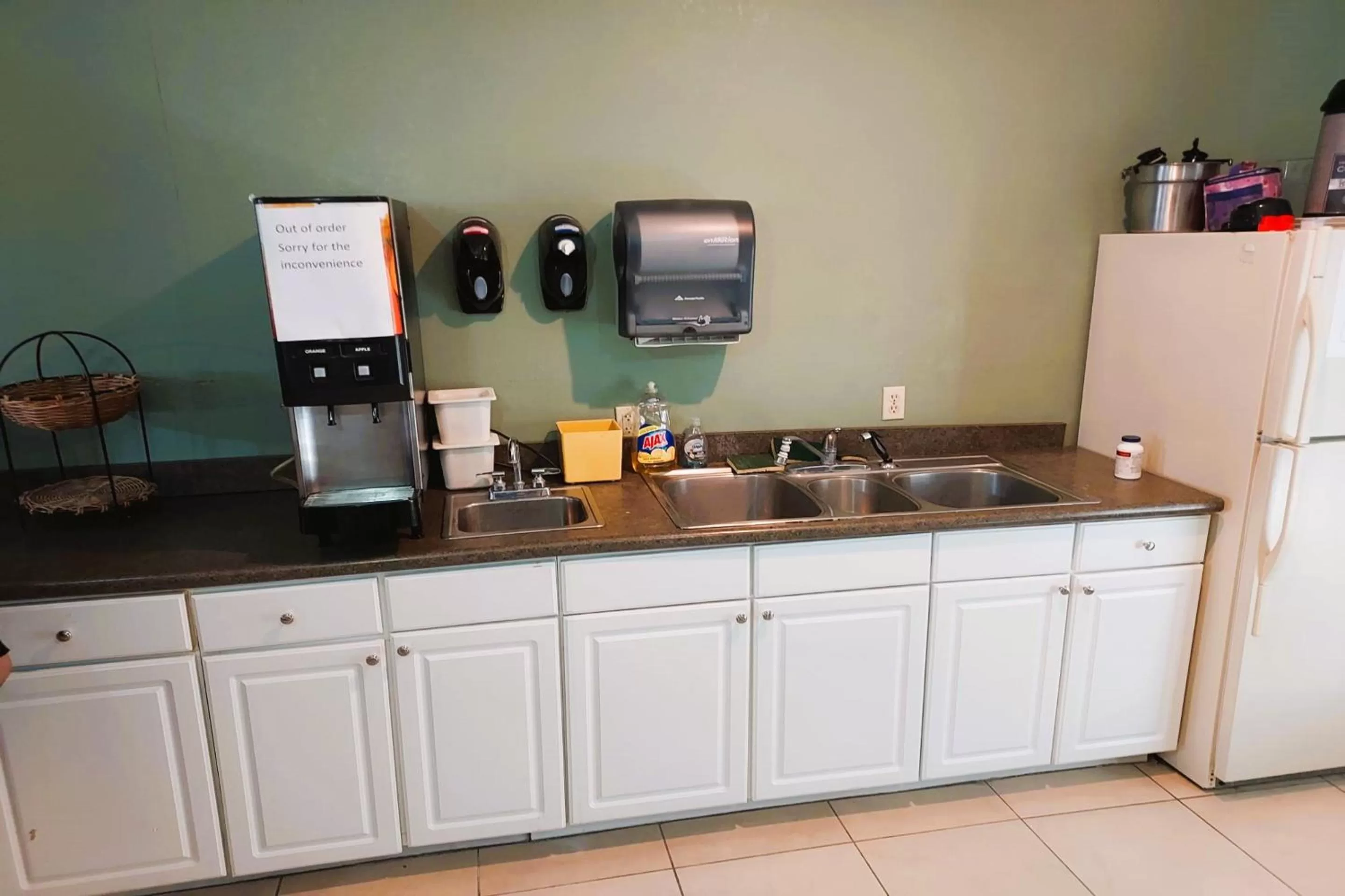 Dining area, Kitchen/Kitchenette in McPherson Inn By OYO, I-135