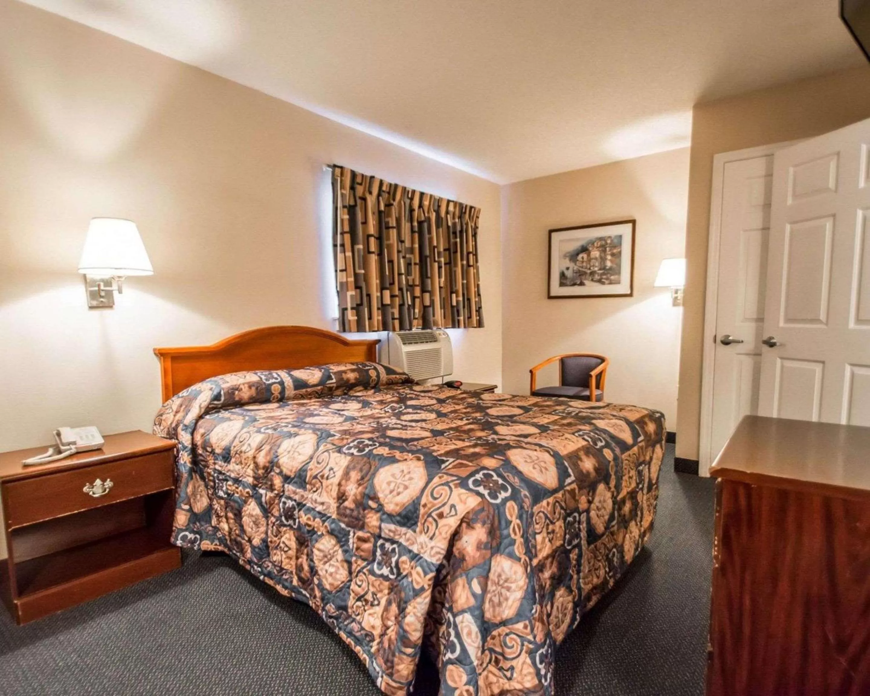 Efficiency Queen Room with Roll-In Shower - Accessible/Non-Smoking in Suburban Studios Airport