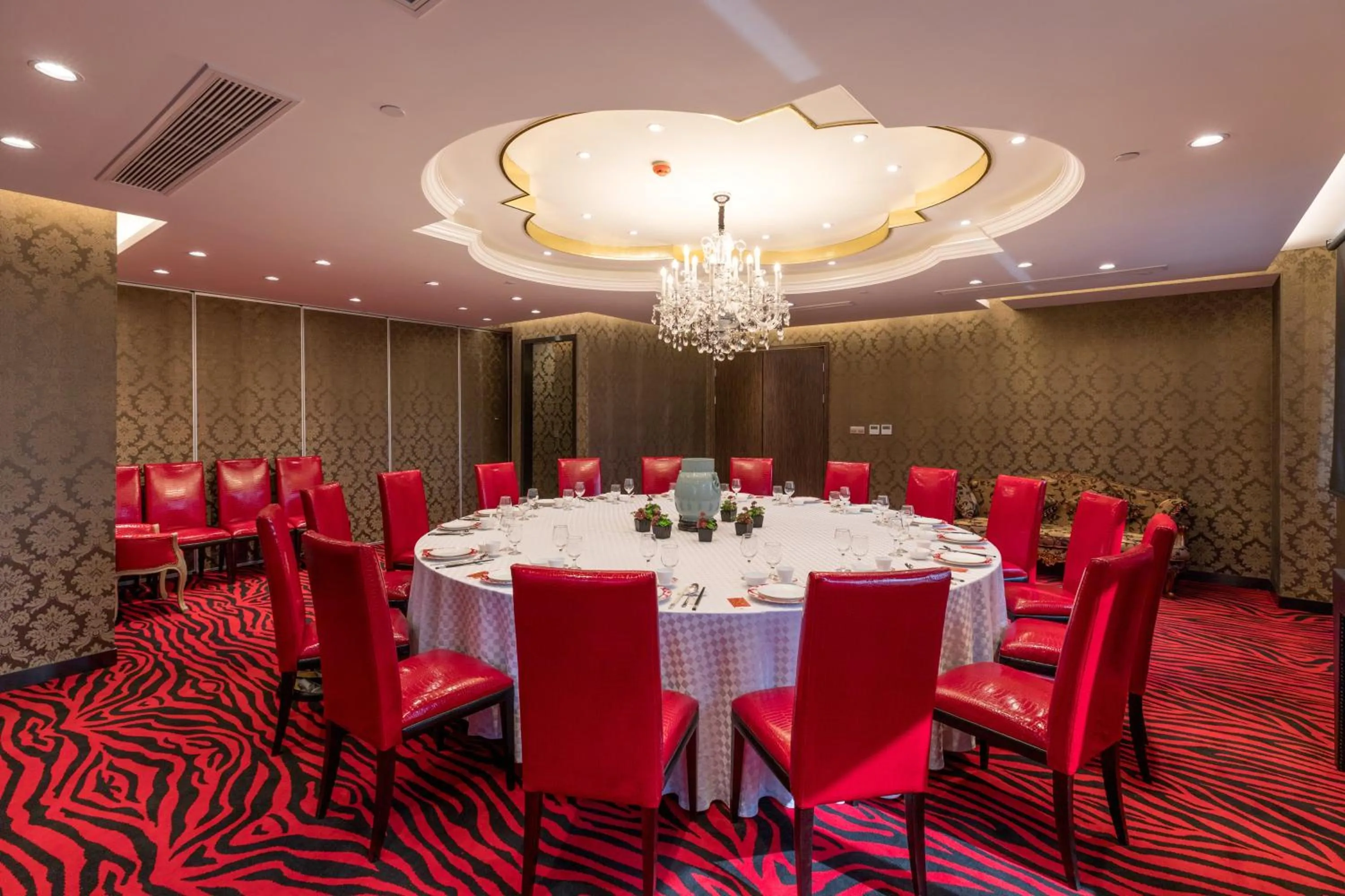 Restaurant/places to eat in Crowne Plaza Shanghai Jinshan by IHG