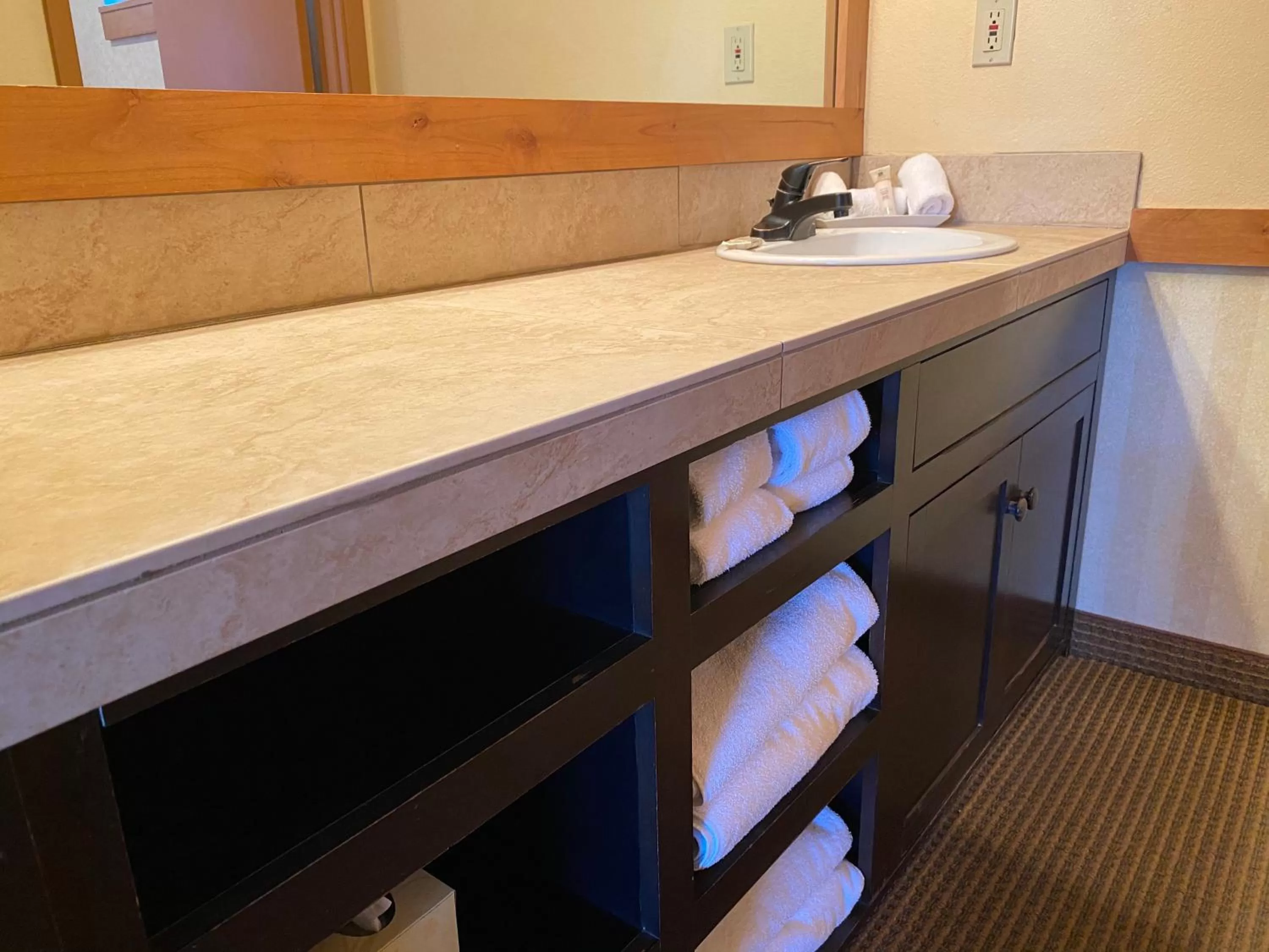 Bathroom in Cousin's Country Inn