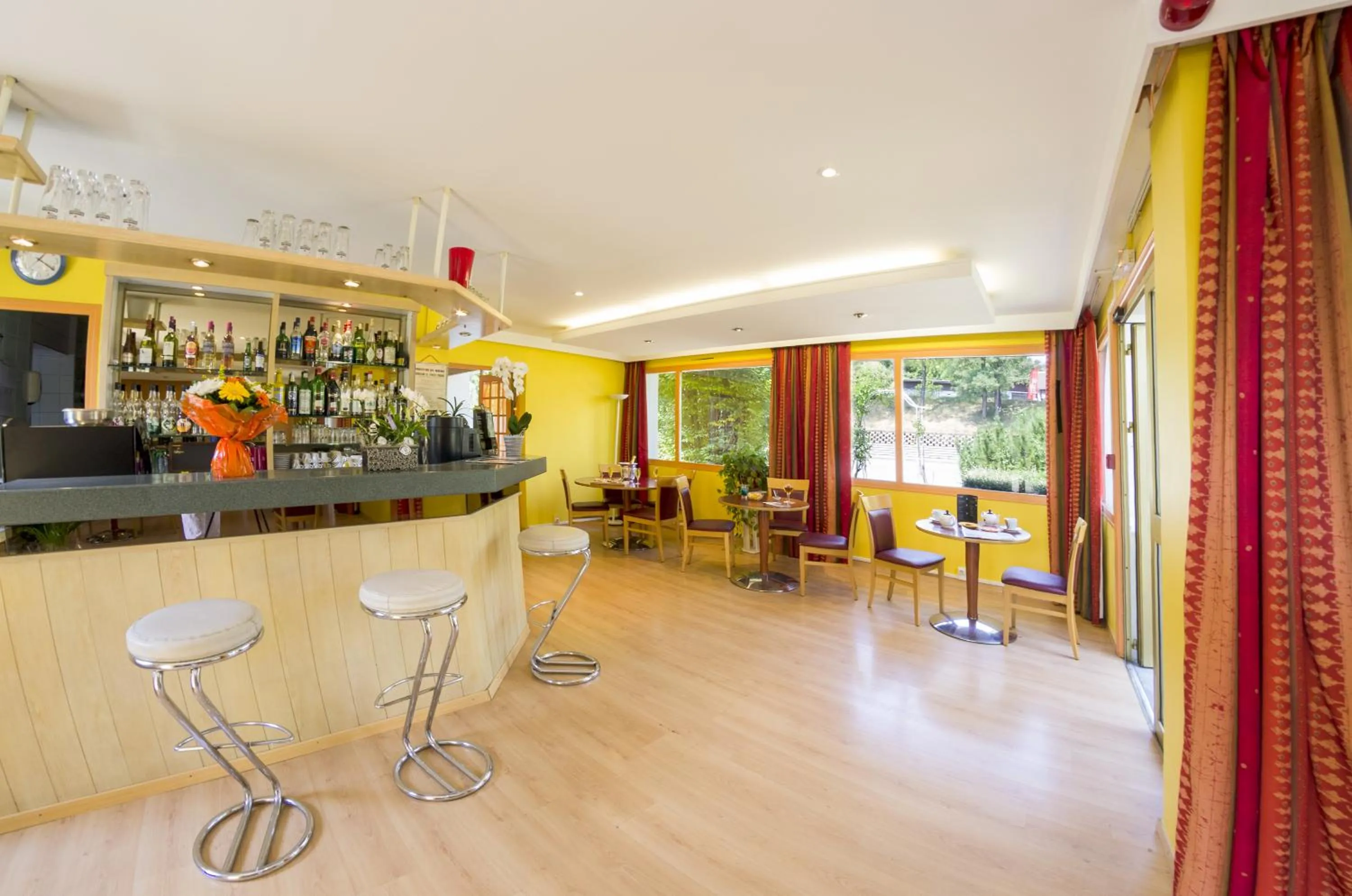 Lounge or bar in Cit'Hotel Avantici Gap