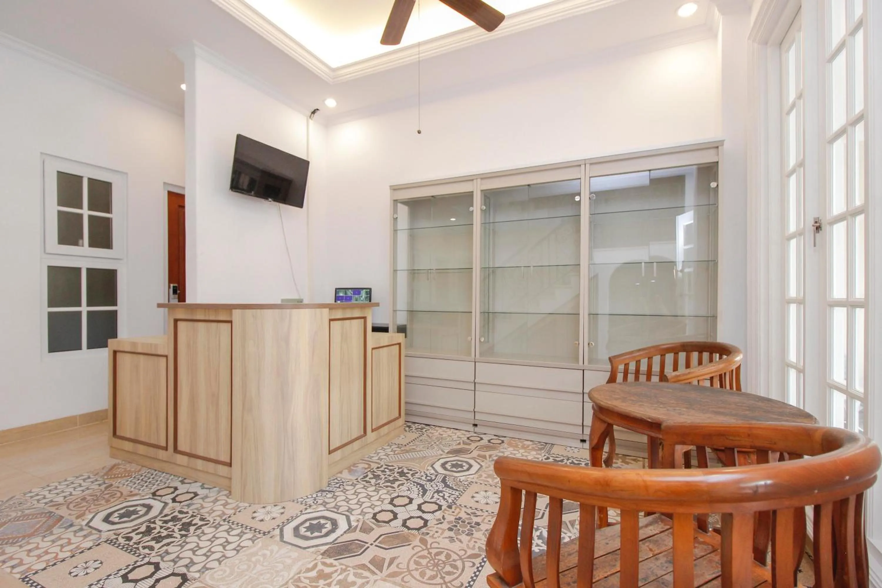 Lobby or reception, Kitchen/Kitchenette in RedDoorz Plus @ Kwitang 2