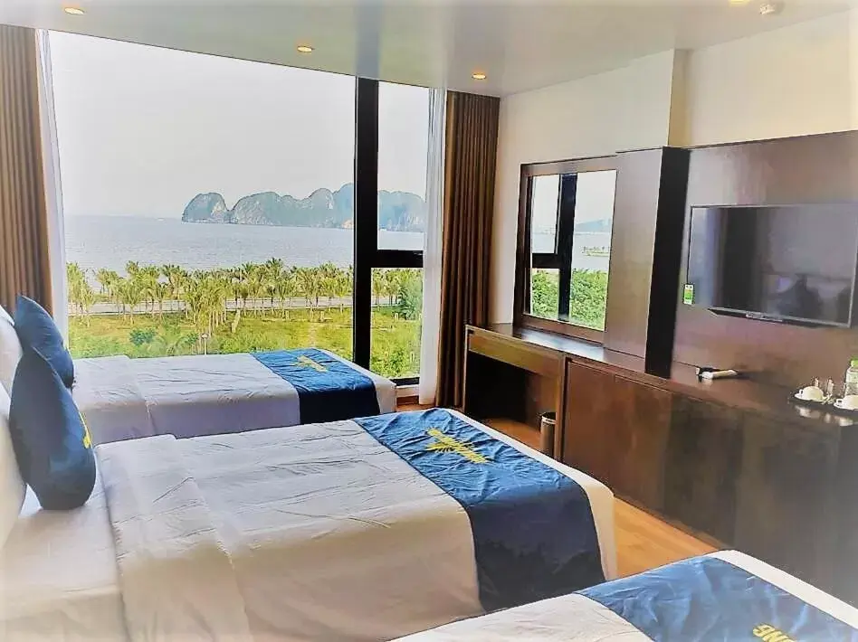 Deluxe Triple Room with Sea View in Golden Palm HaLong Hotel Deluxe Triple Room with Sea View in Golden Palm HaLong Hotel