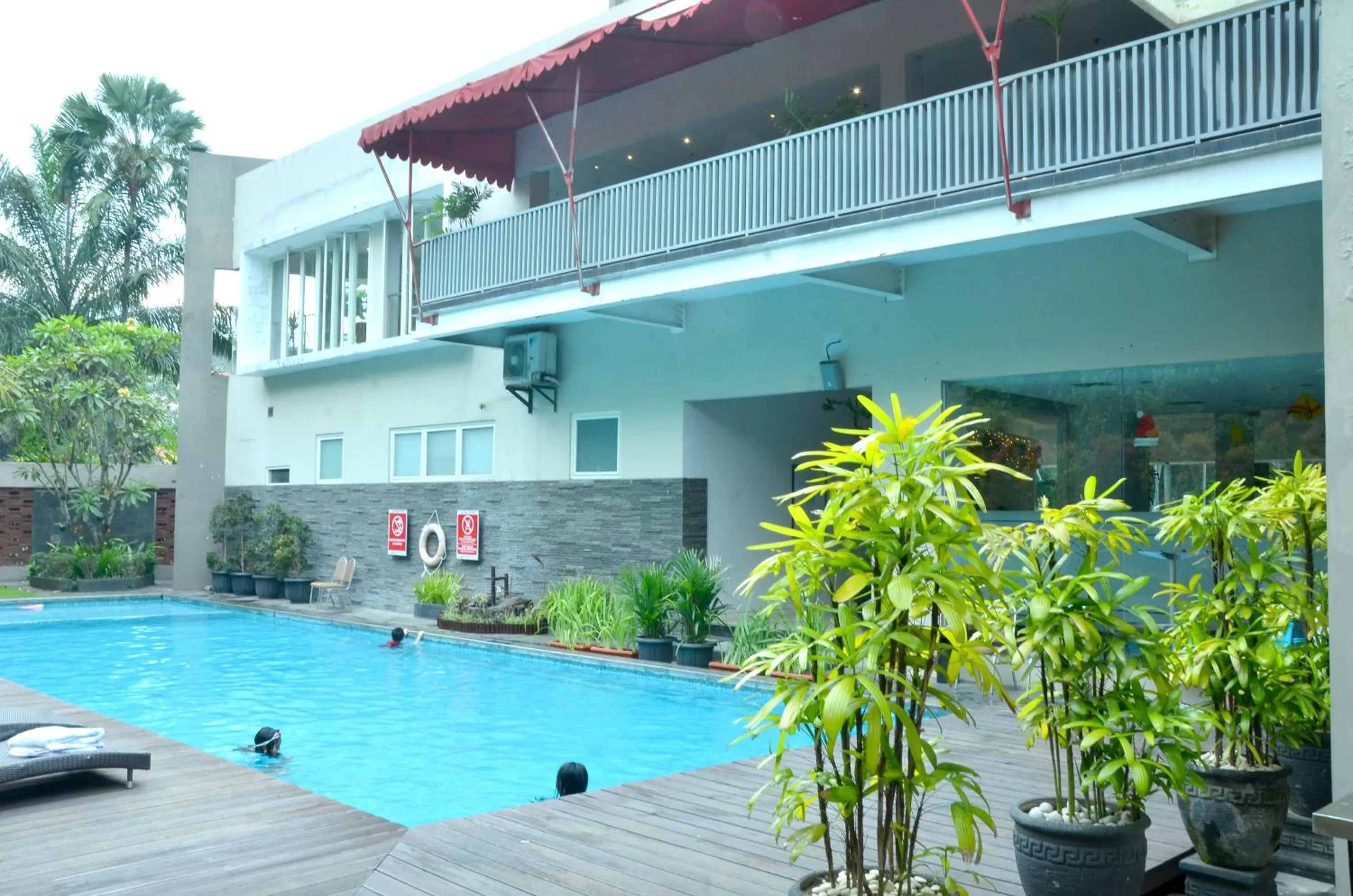 Swimming pool in Grand Cakra Hotel Malang