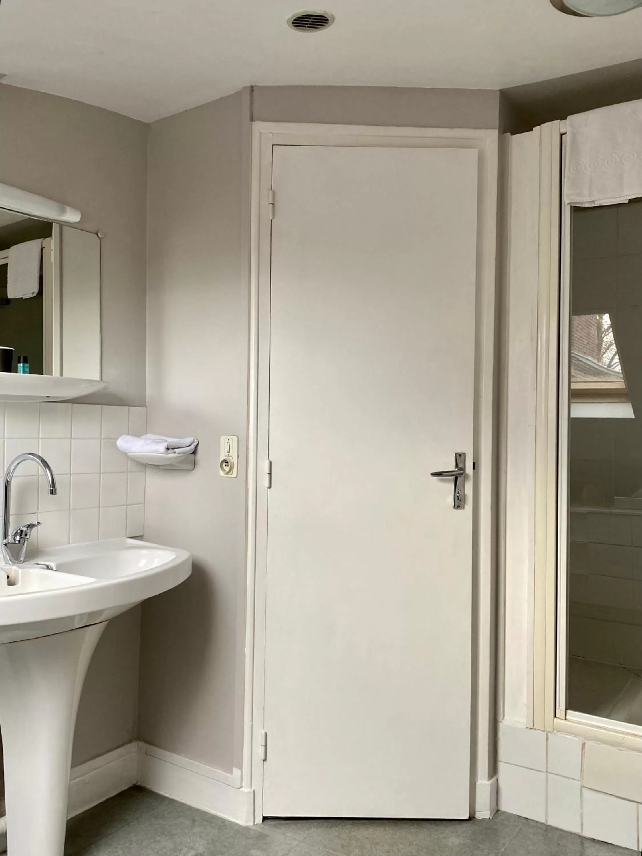 Bed, Bathroom in Hôtel Céline - Hôtel de la Gare