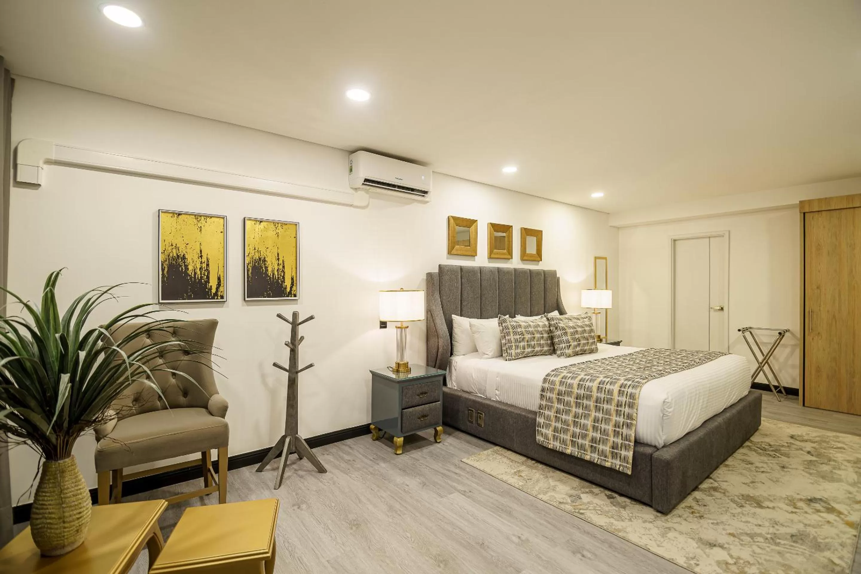 Bedroom, Bed in First Class Hotel