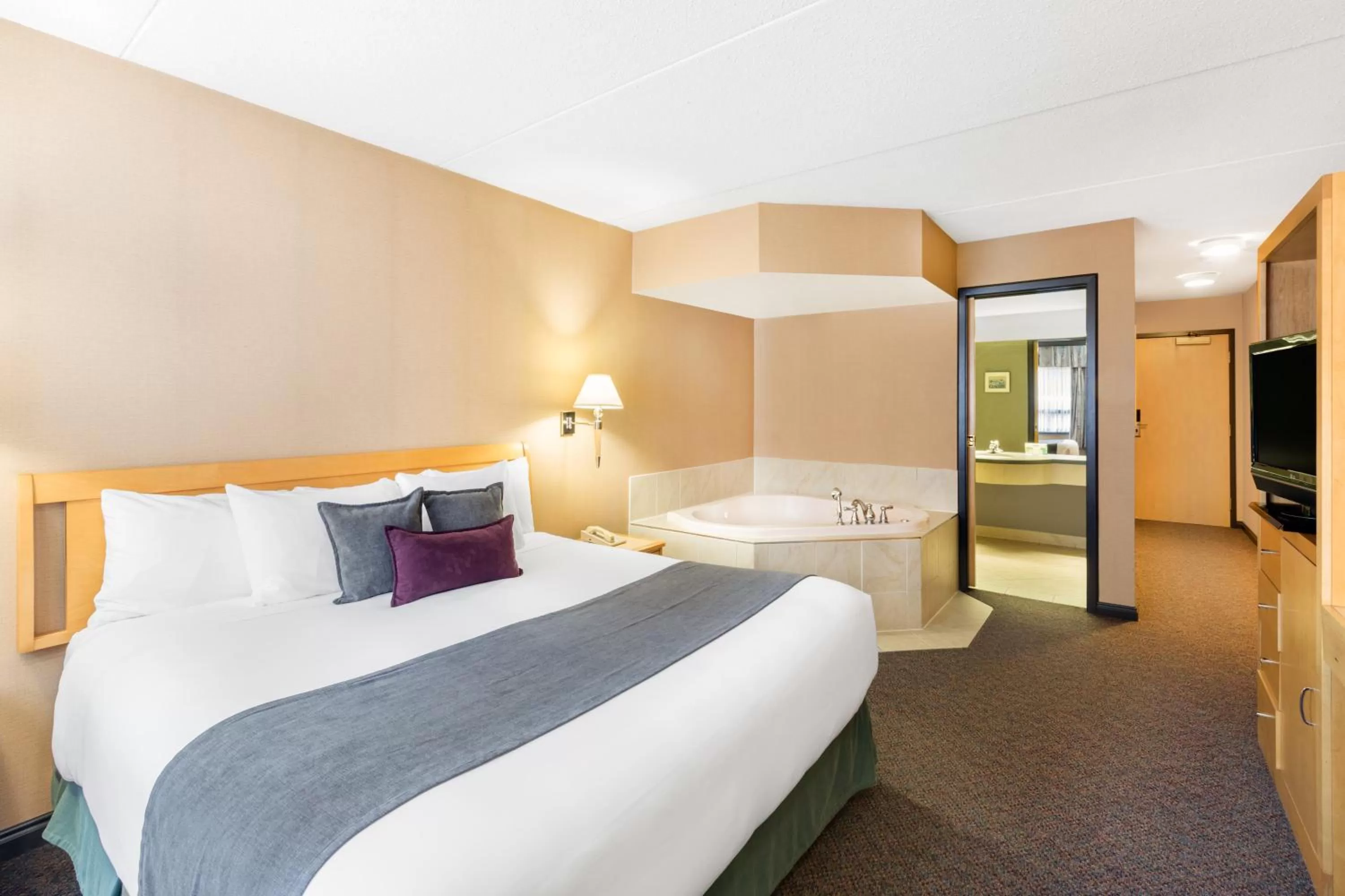 Hot Tub, Bed in Ramada Plaza by Wyndham Prince George