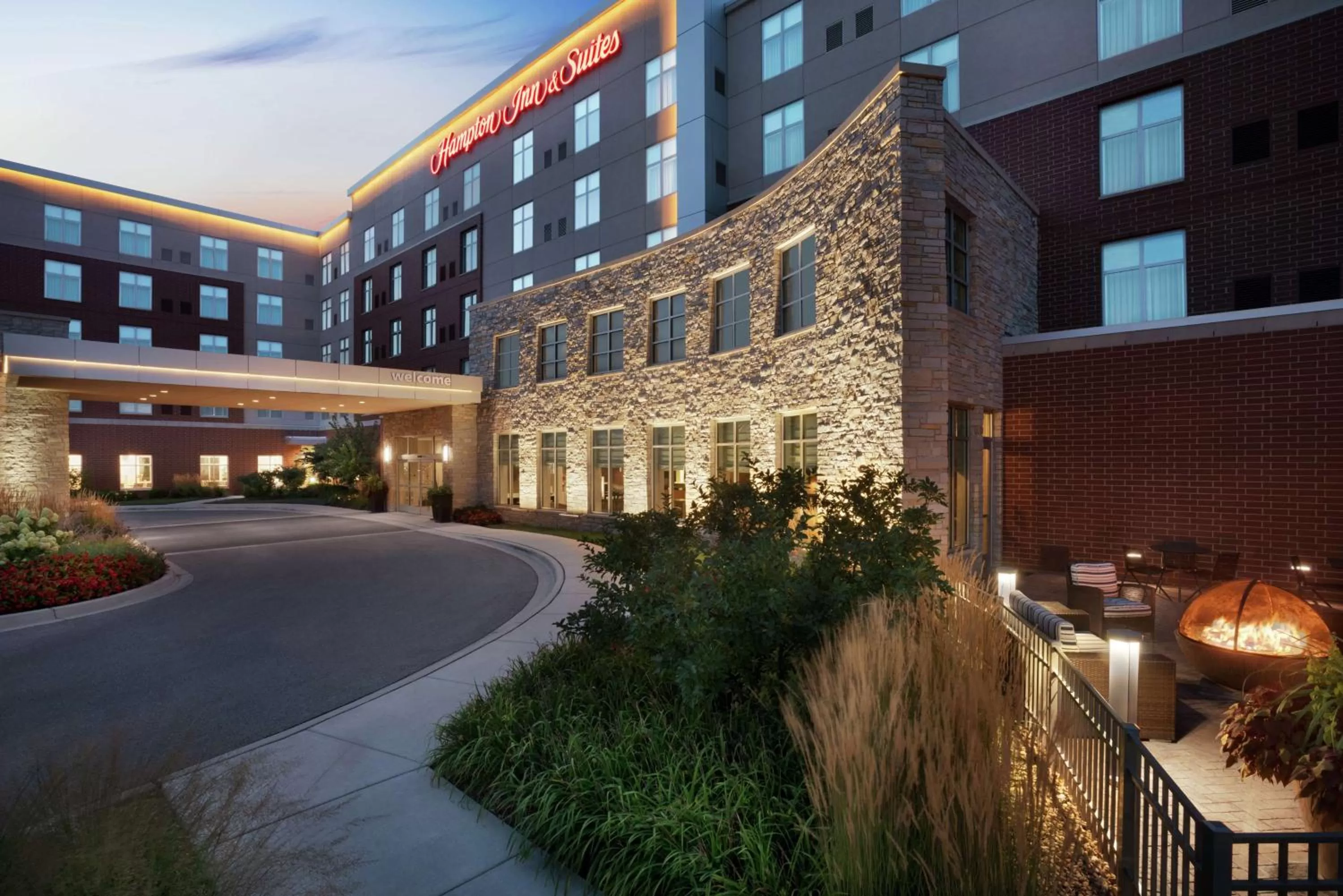 Property building in Hampton Inn & Suites Rosemont Chicago O'Hare