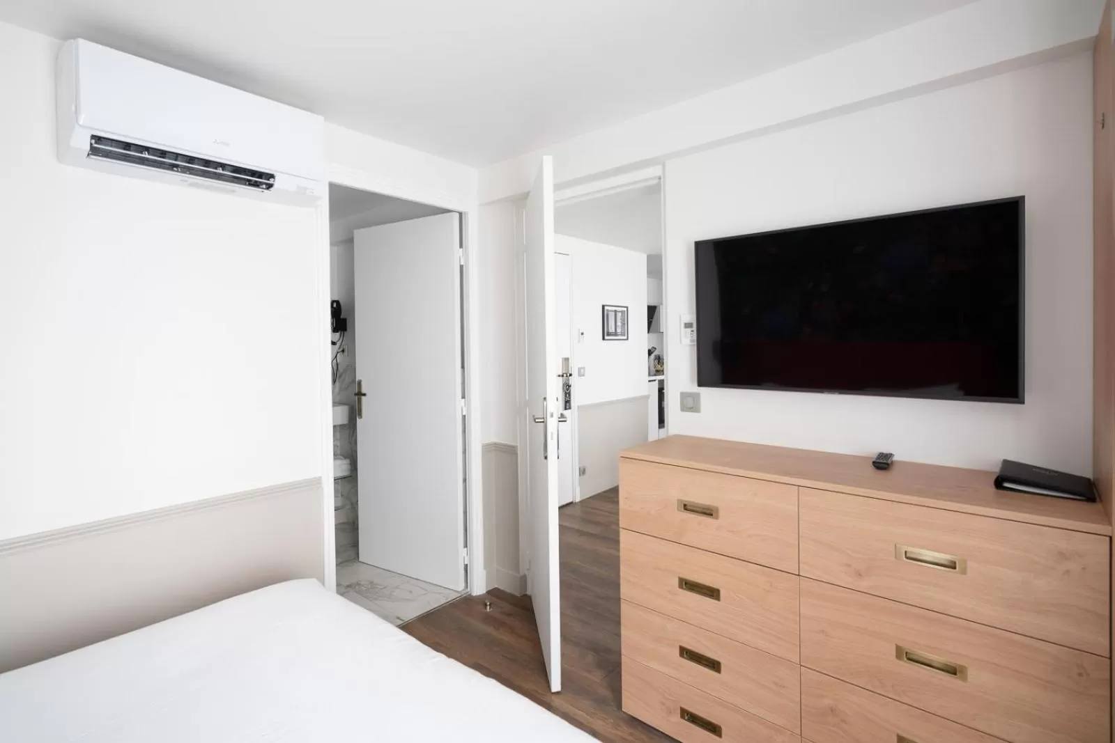 TV and multimedia, Bed in Hôtel 31 - Paris Tour Eiffel