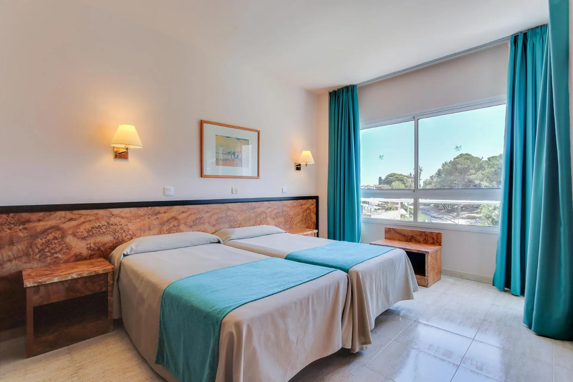 Photo of the whole room, Bed in Hotel Gran Garbi Mar & AquaSplash