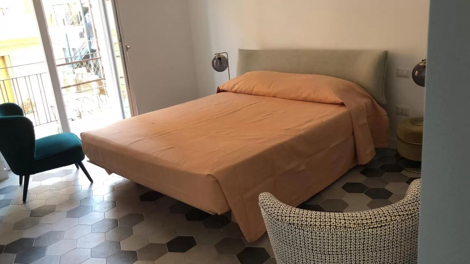 Bedroom, Bed in chiesa russa