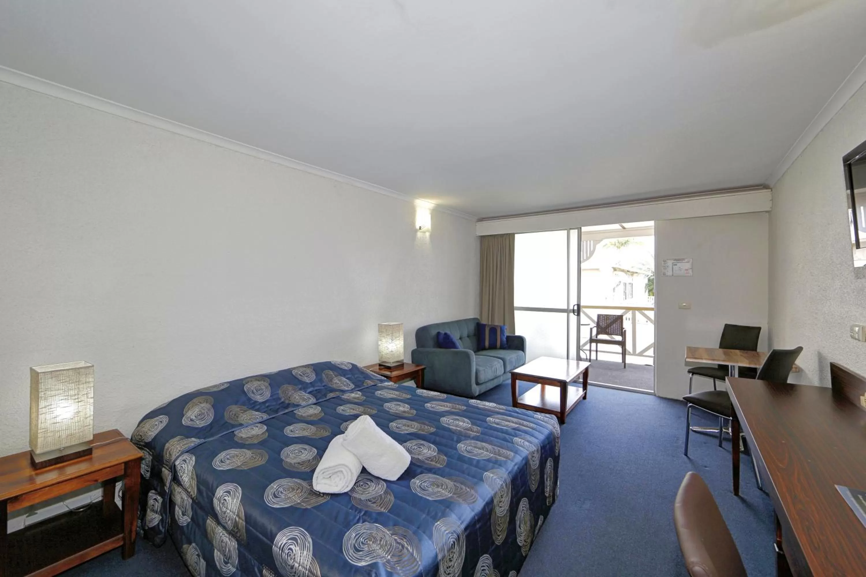 Pool view, Bed in Alexandra Park Motor Inn