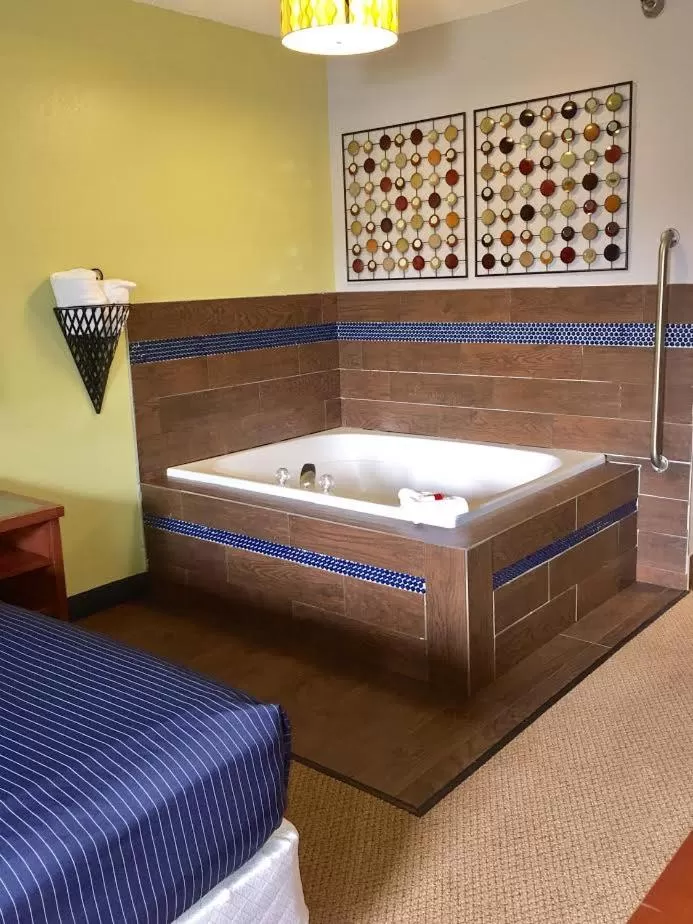 Hot Tub, Bed in Days Inn by Wyndham Great Lakes Naval Base