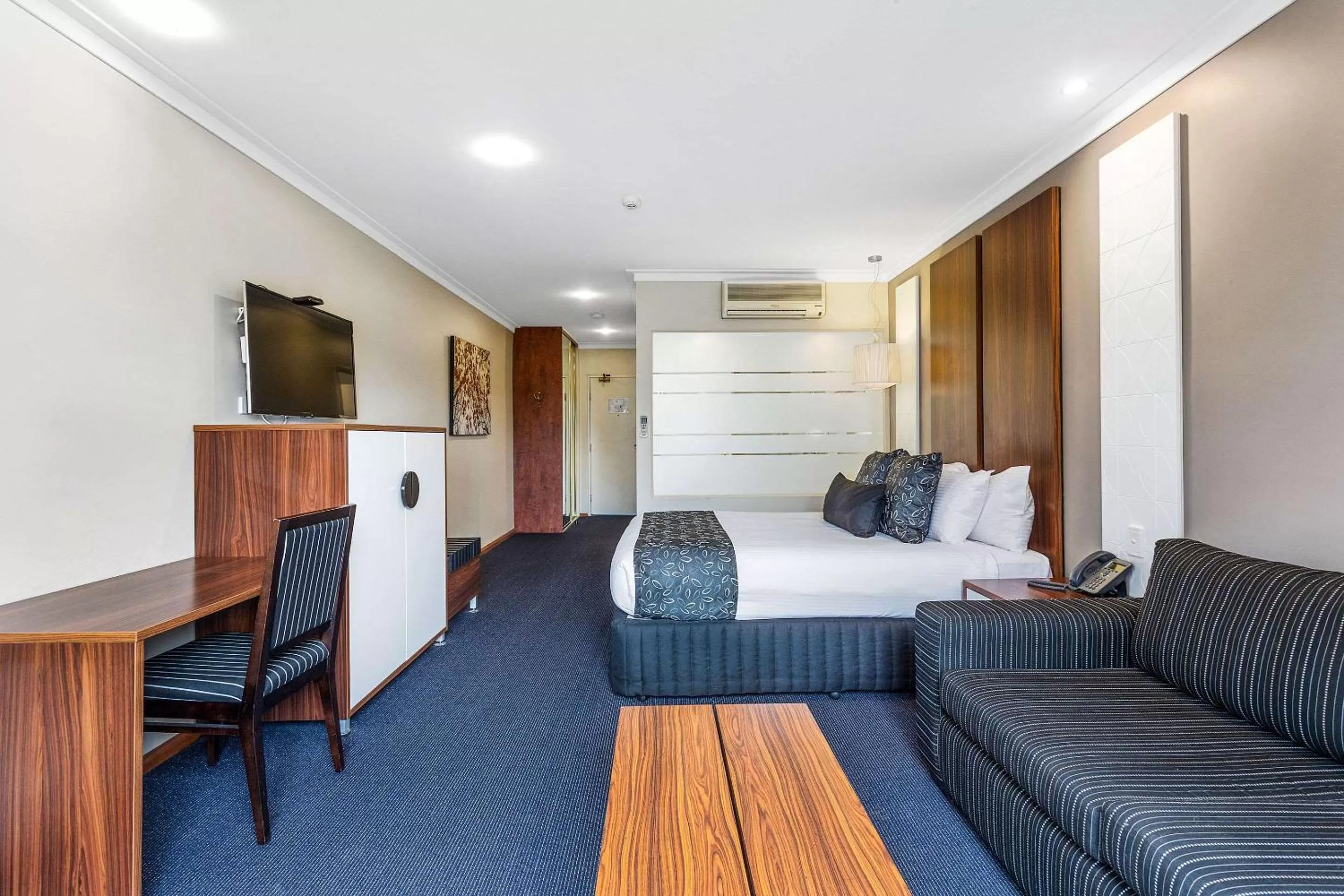 Photo of the whole room, Bed in Quality Hotel Taylors Lakes