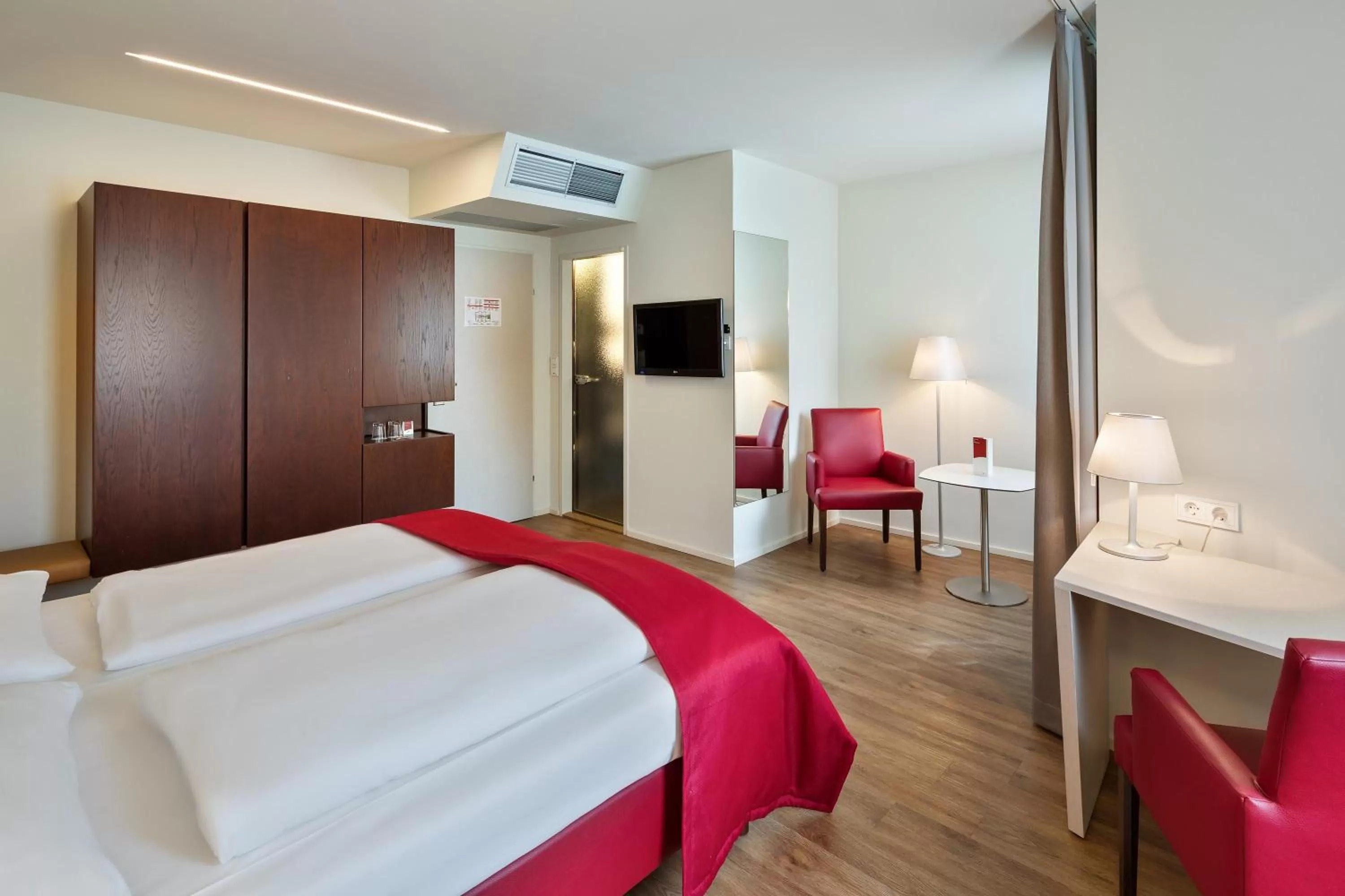 Photo of the whole room, Bed in Austria Trend Hotel beim Theresianum Wien