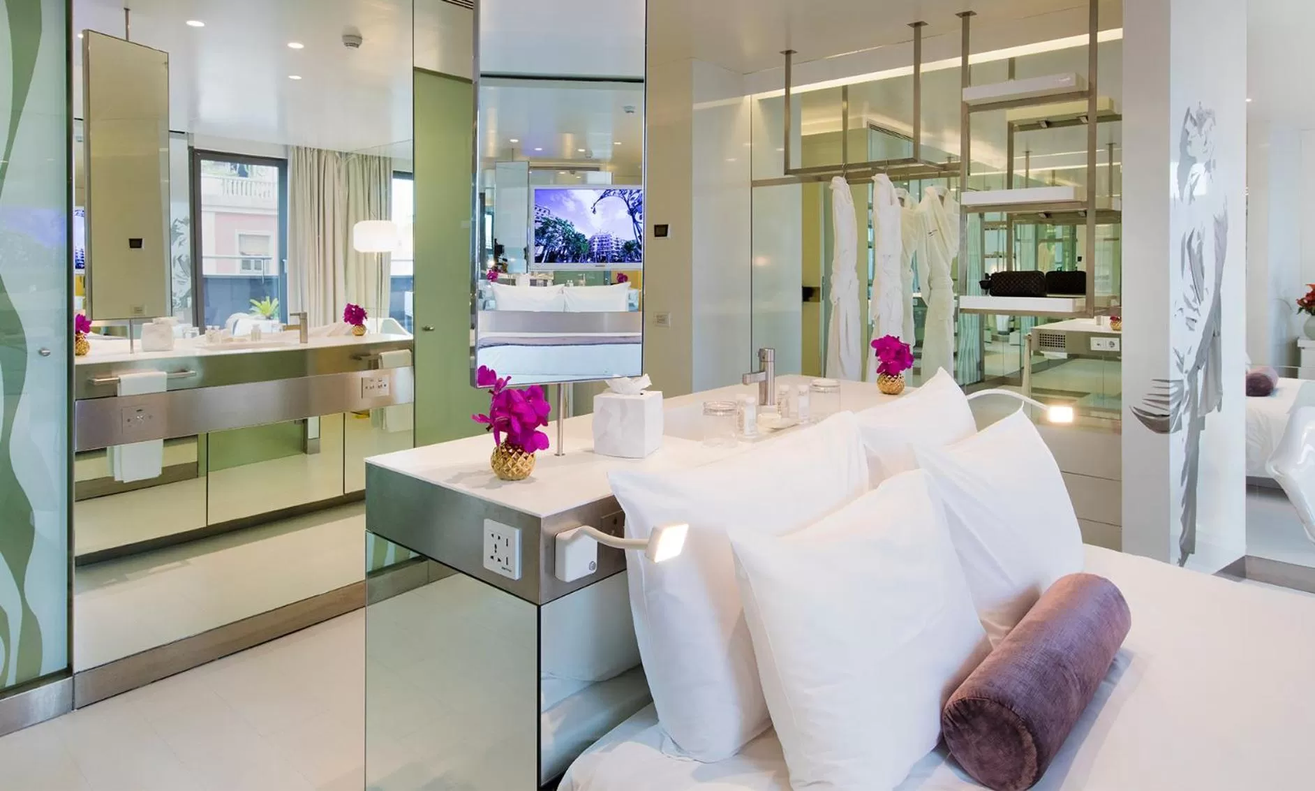 Bed in The Mirror Barcelona - Adults Only