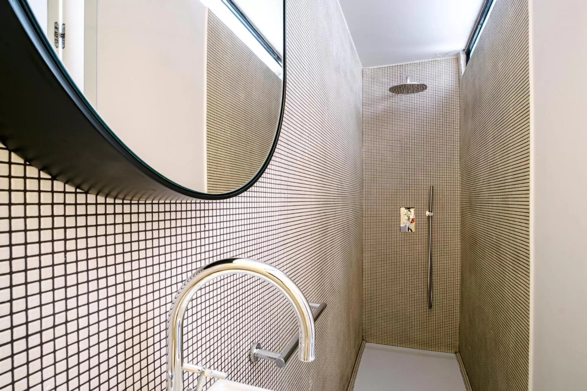 Bathroom in Hôtel La Reine Jane