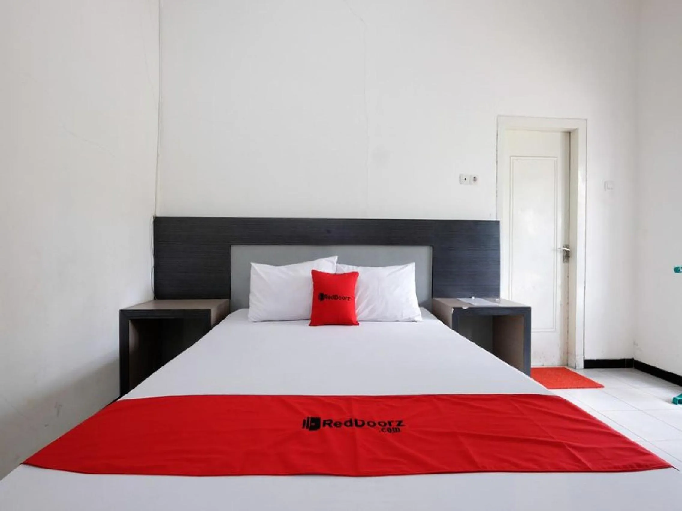 Bedroom, Bed in RedDoorz near Moro Mall Purwokerto