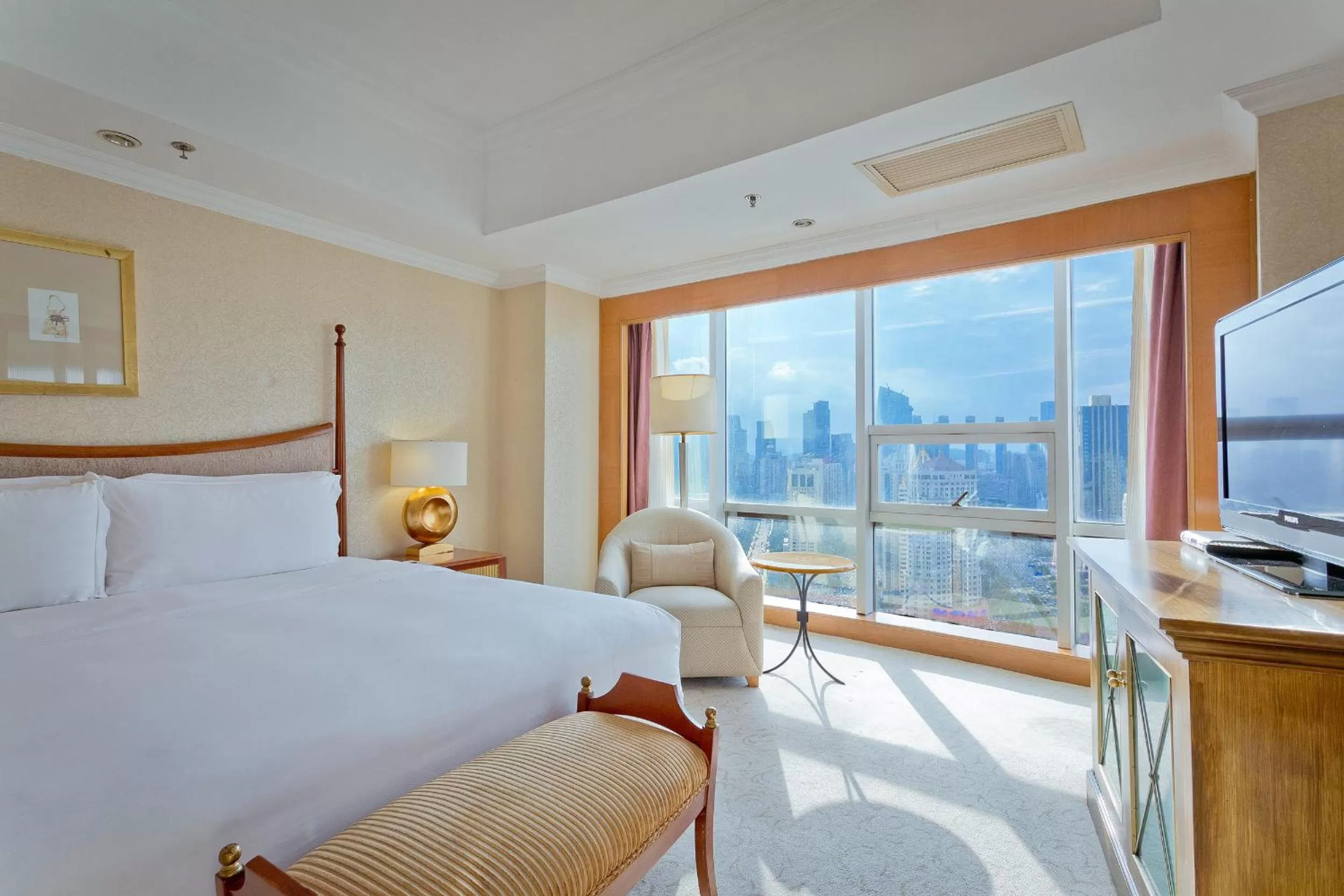 1 King bed Executive Business Suite in Crowne Plaza Qingdao, an IHG Hotel