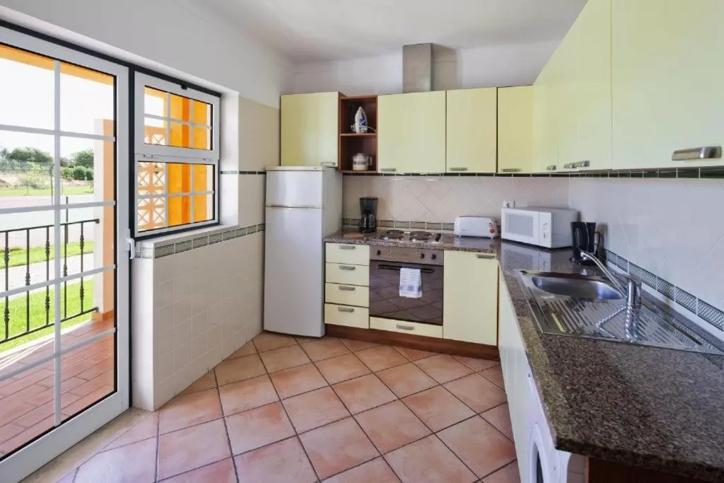 Kitchen or kitchenette in Colina da Lapa & Villas
