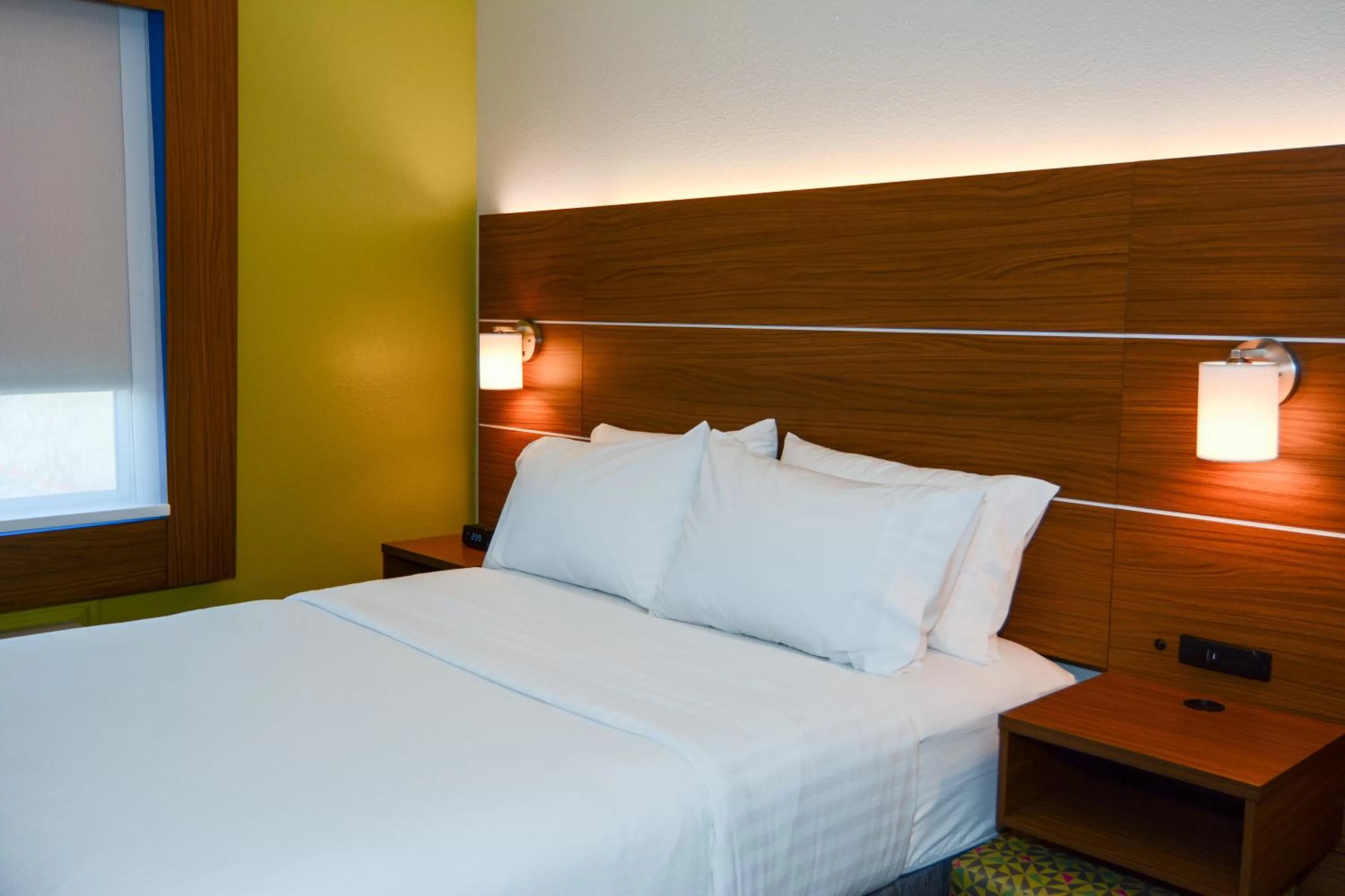 Bedroom, Bed in Holiday Inn Express Hotel & Suites New Boston by IHG
