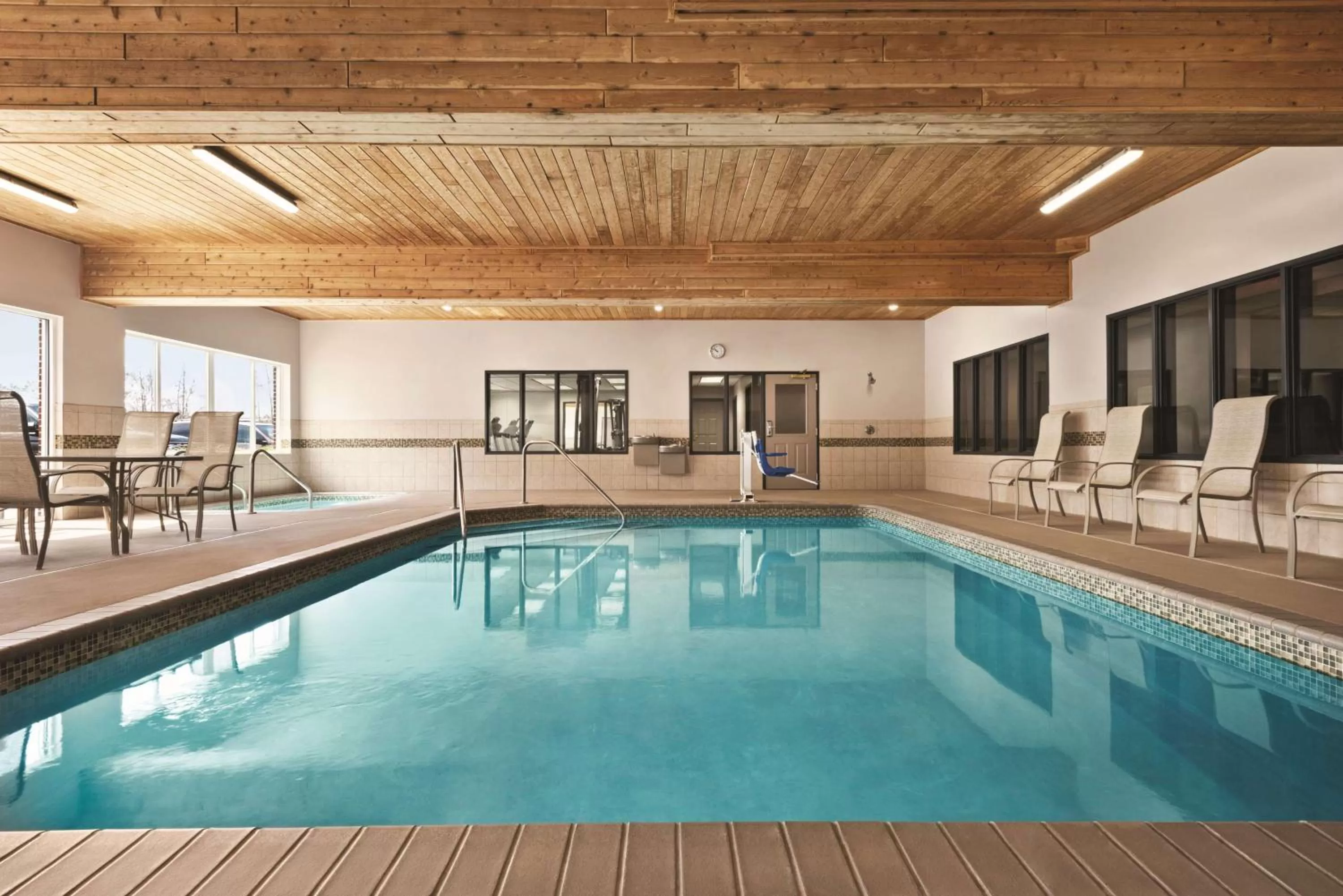 Property building in Country Inn & Suites by Radisson, Marinette, WI