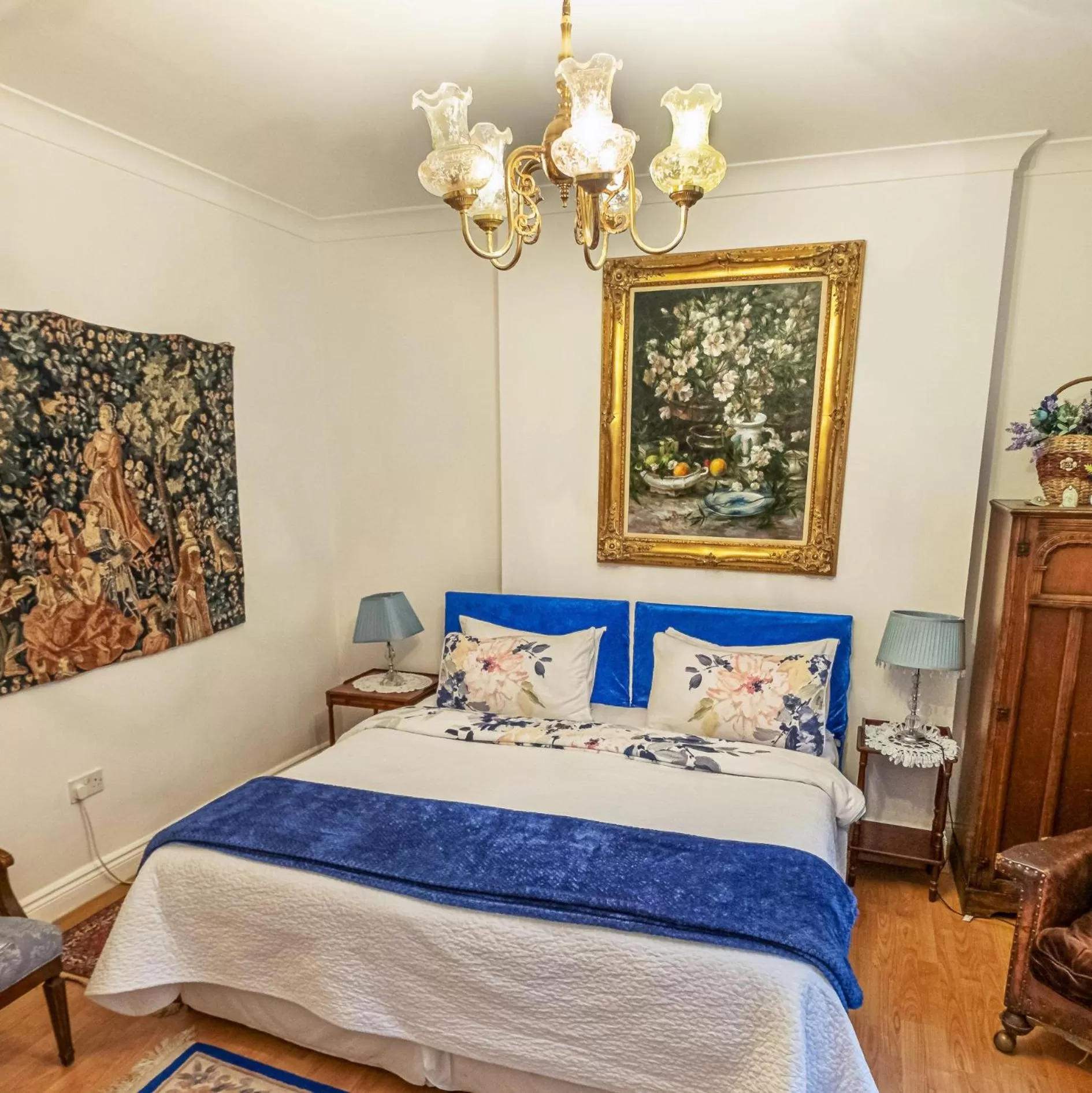 Photo of the whole room, Bed in Dawson Place, Juliette's Bed and Breakfast