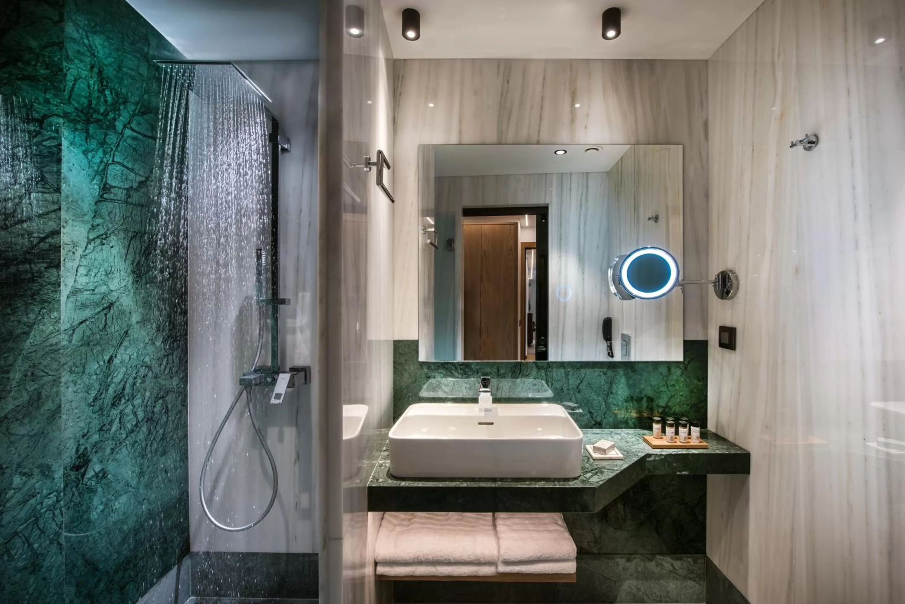 Shower, Bed in Dimargio Luxury Hotel & Spa