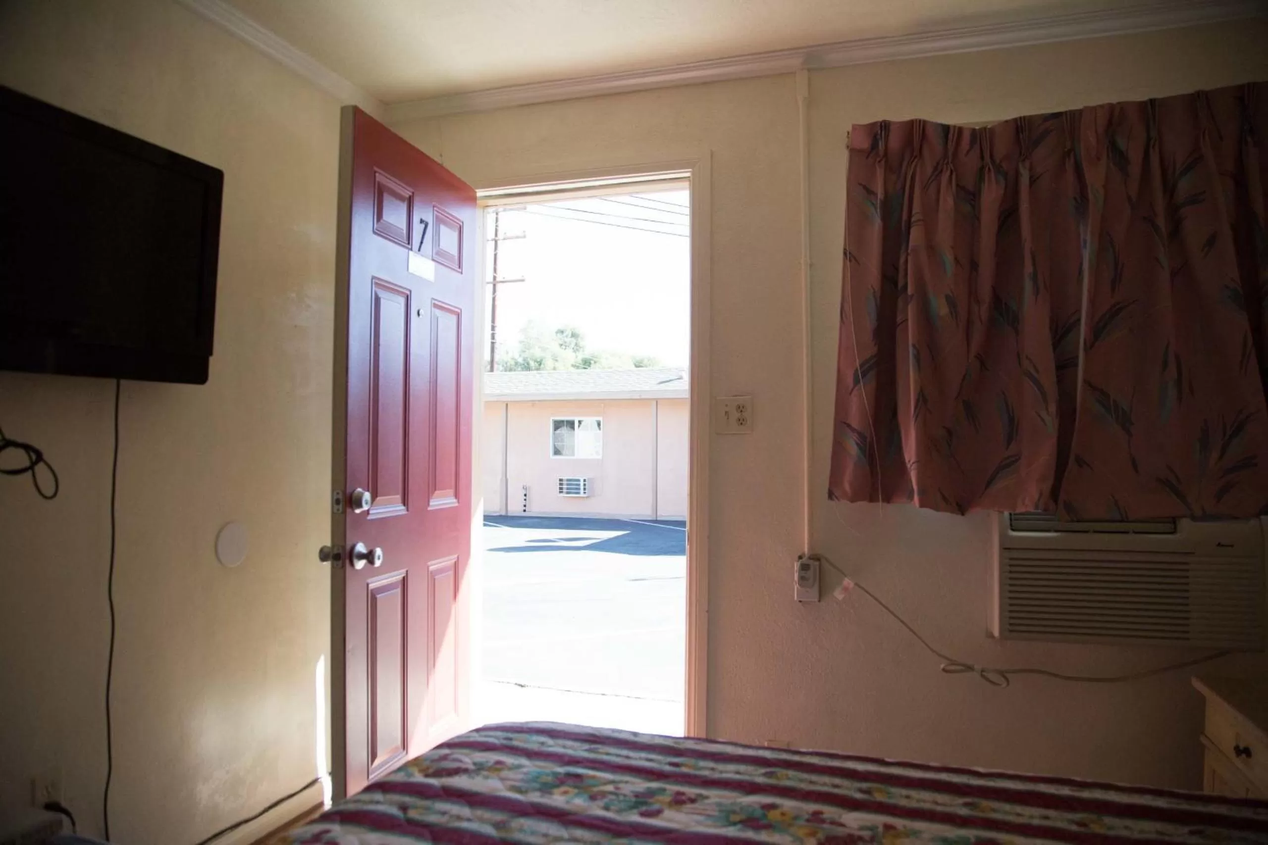 Bedroom, Bed in Boron Motel