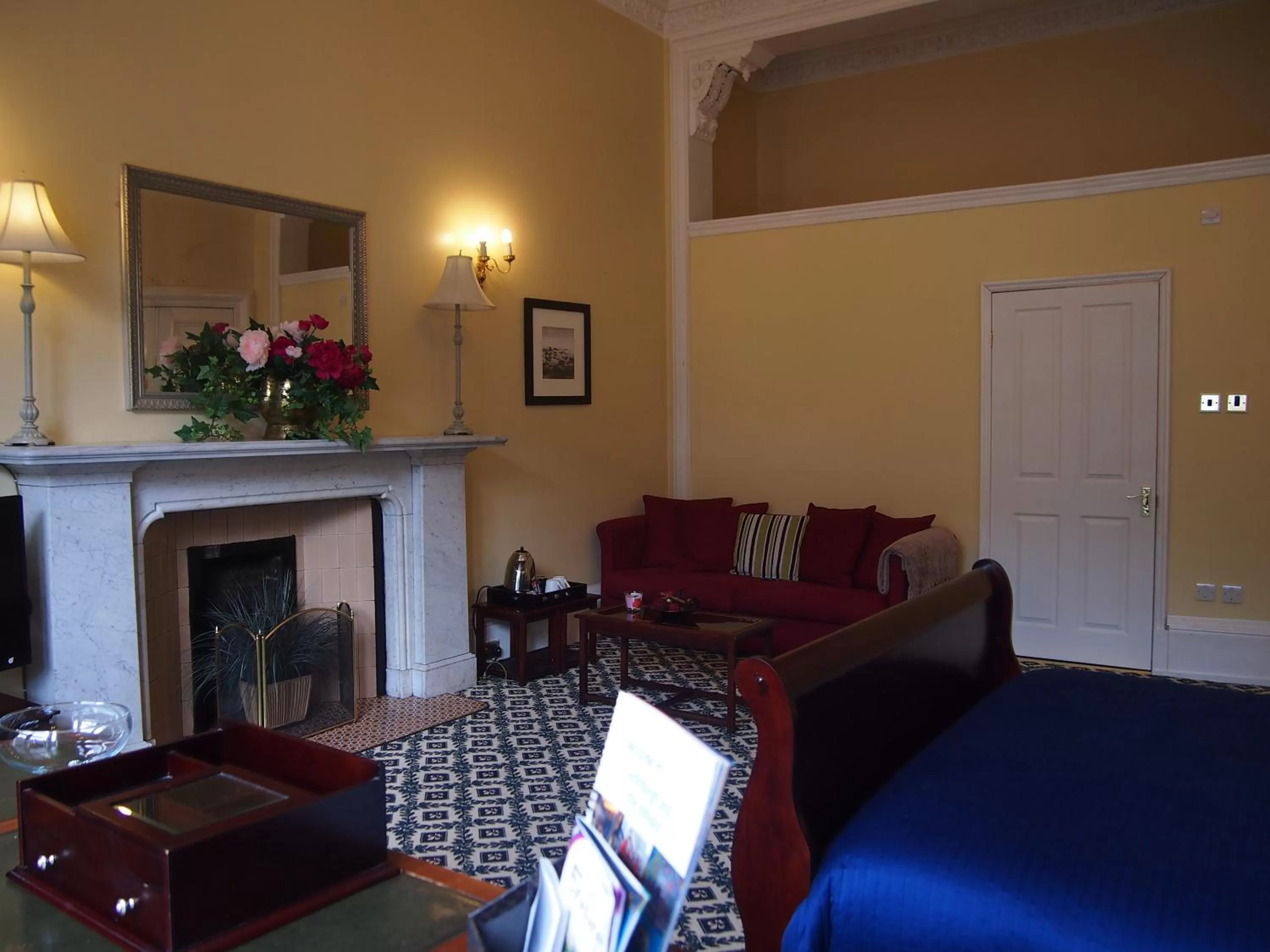 Seating area in Thistle Hotel