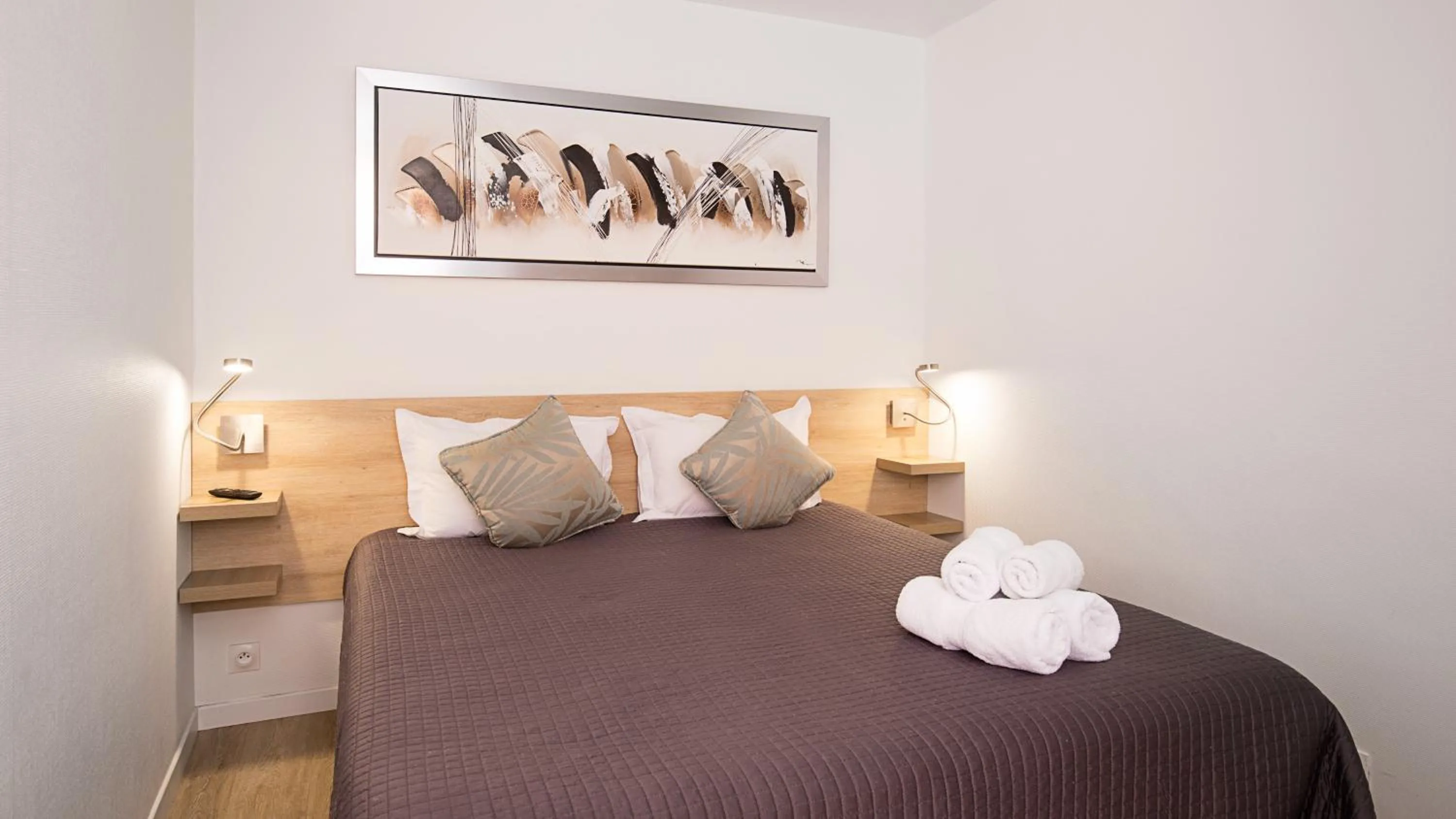 Photo of the whole room, Bed in Hotel De L'Horloge