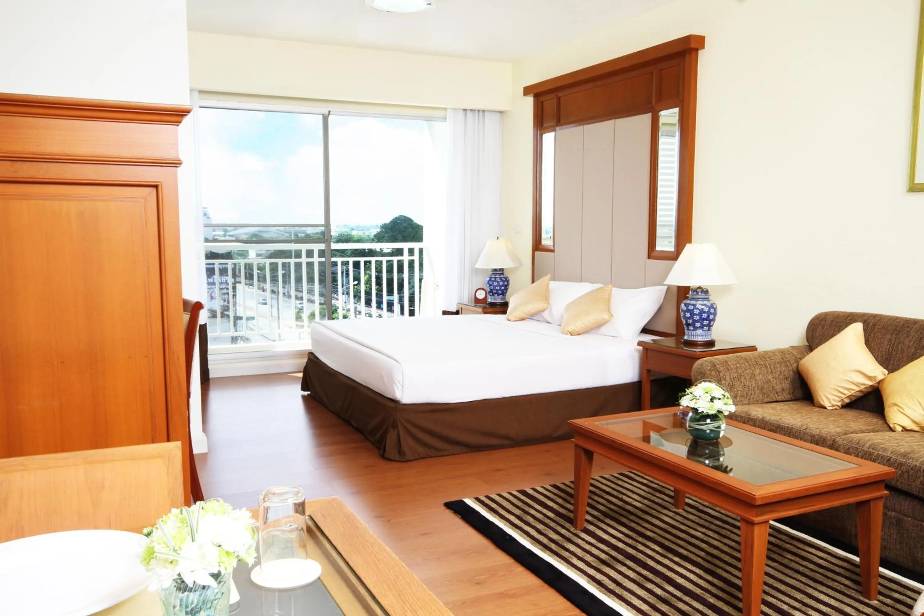 Balcony/Terrace, Bed in Kameo Grand Hotel & Serviced Apartment, Rayong