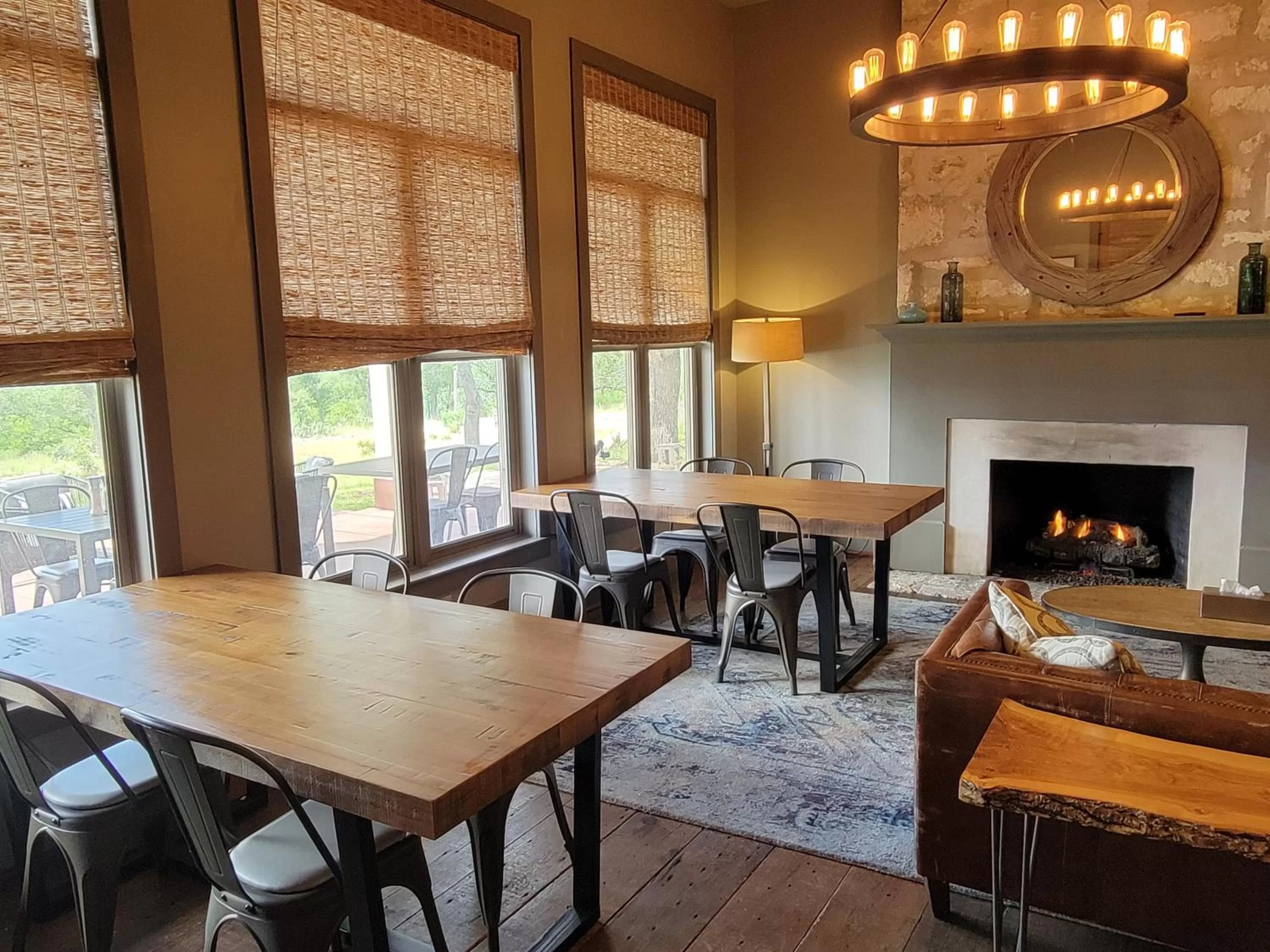 Communal lounge/ TV room in Sage Hill Inn & Spa