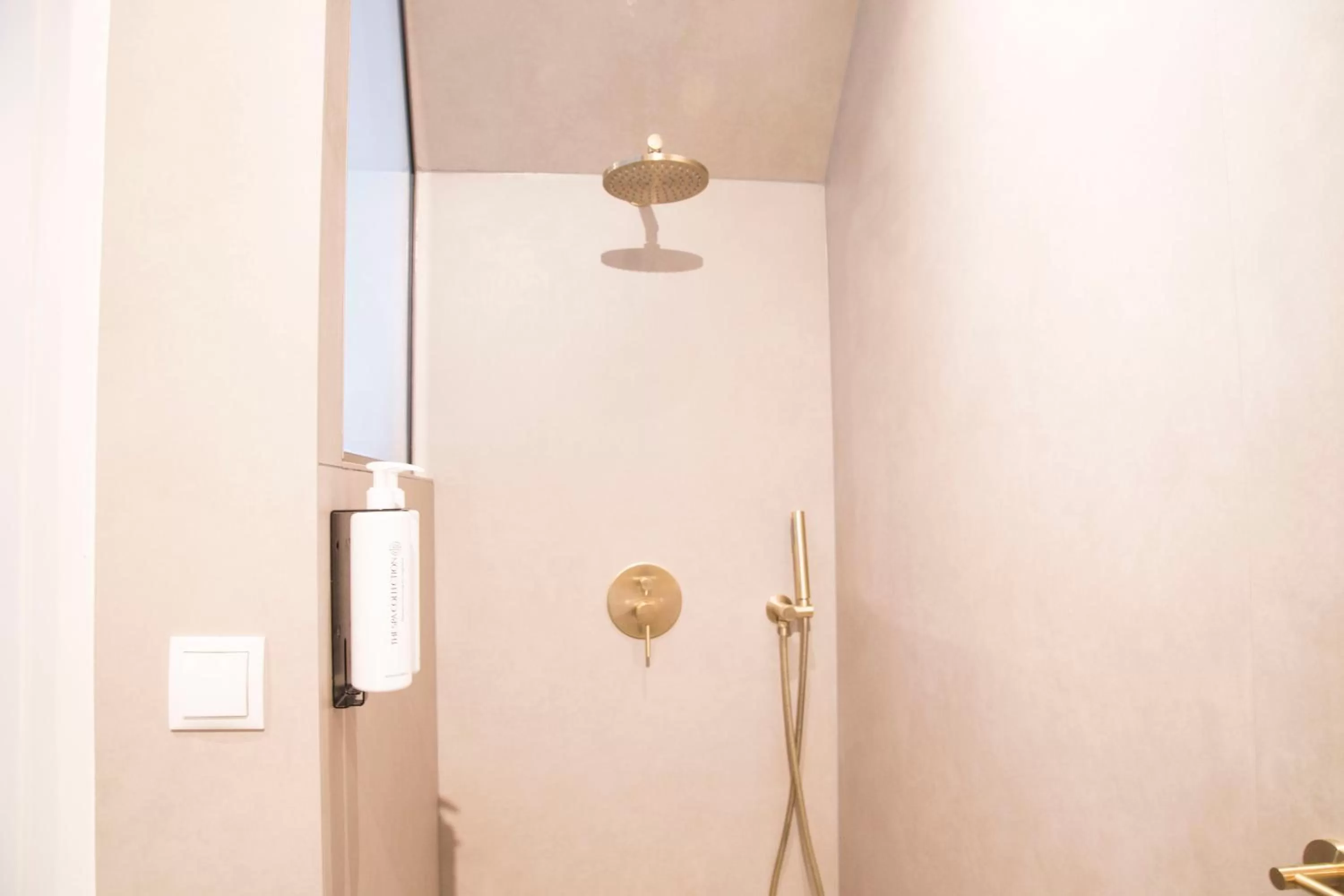 Shower in House of Amstel